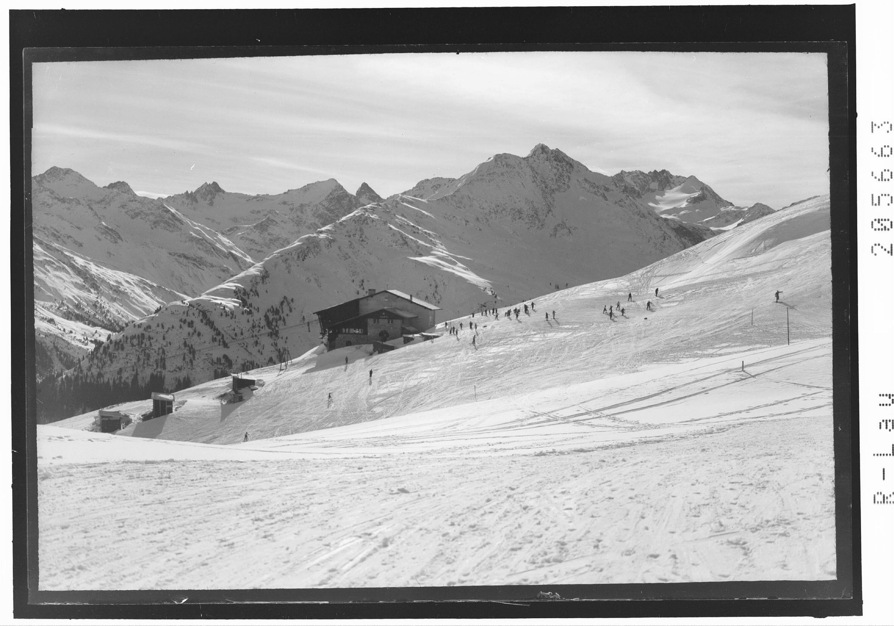 [Bergstation Galzig mit Blick in die Verwallgruppe]></div>


    <hr>
    <div class=