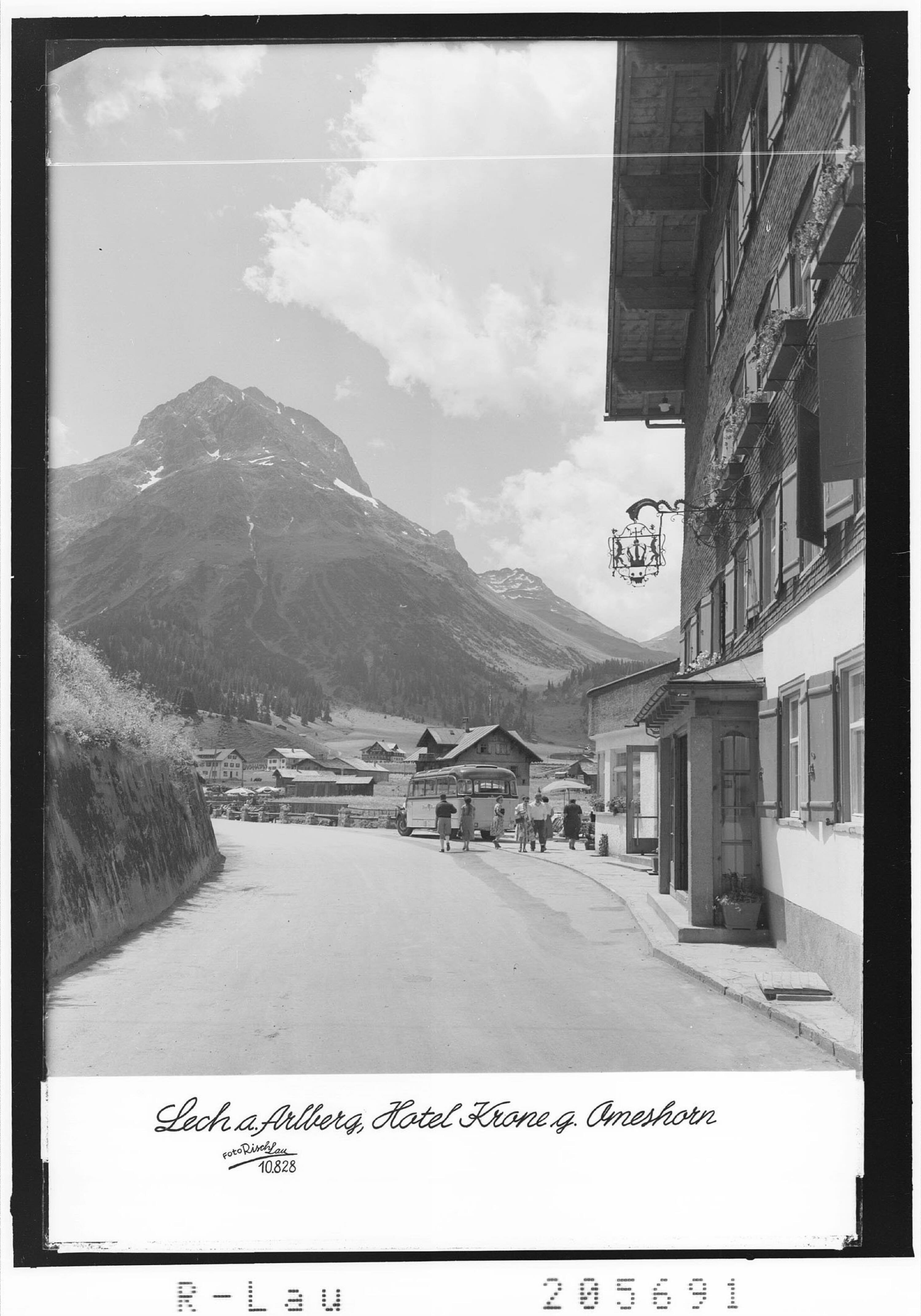 [Lech am Arlberg / Hotel Krone gegen Omeshorn]></div>


    <hr>
    <div class=