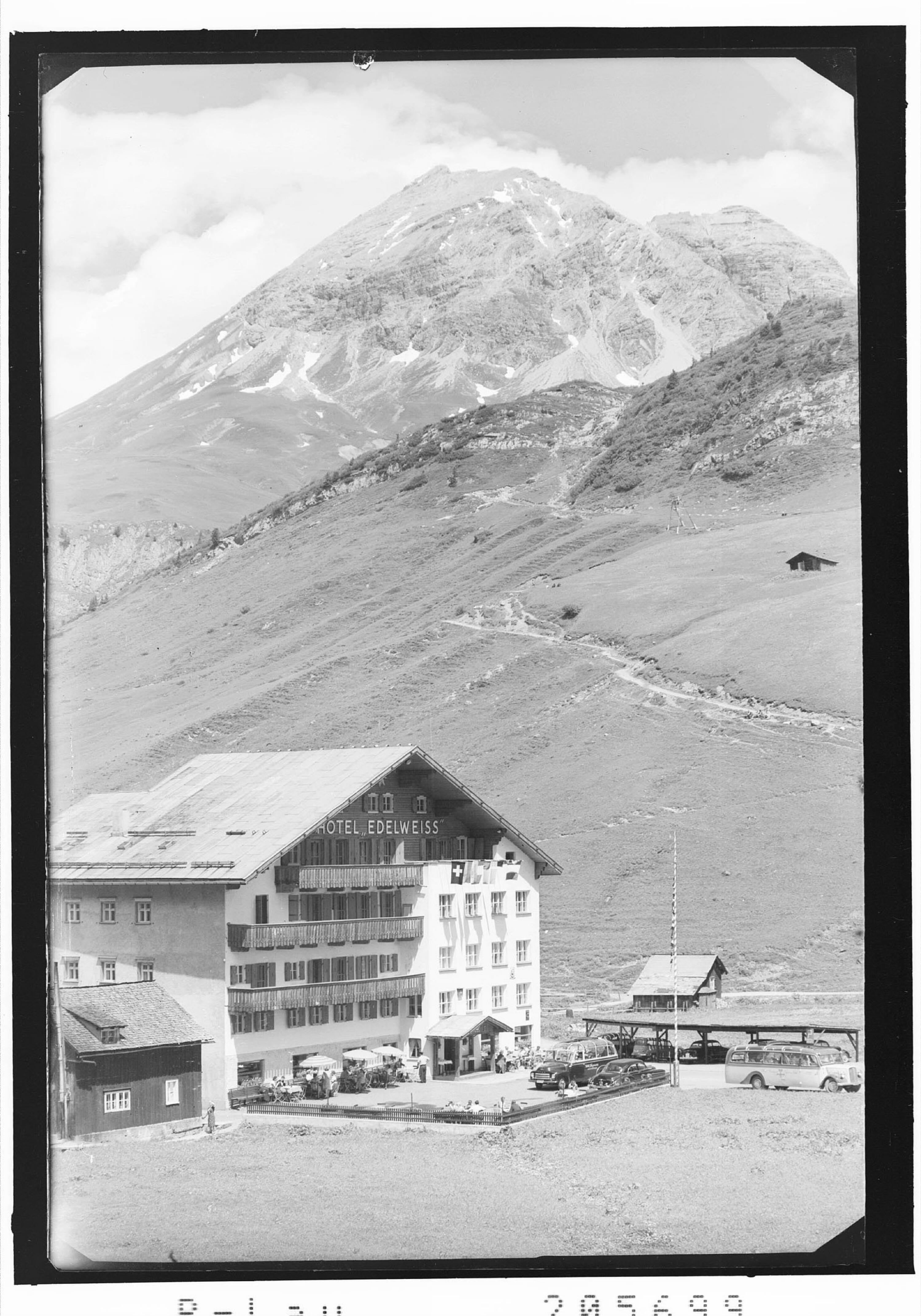 [Zürs am Arlberg / Hotel Edelweiss gegen Rüfispitze]></div>


    <hr>
    <div class=