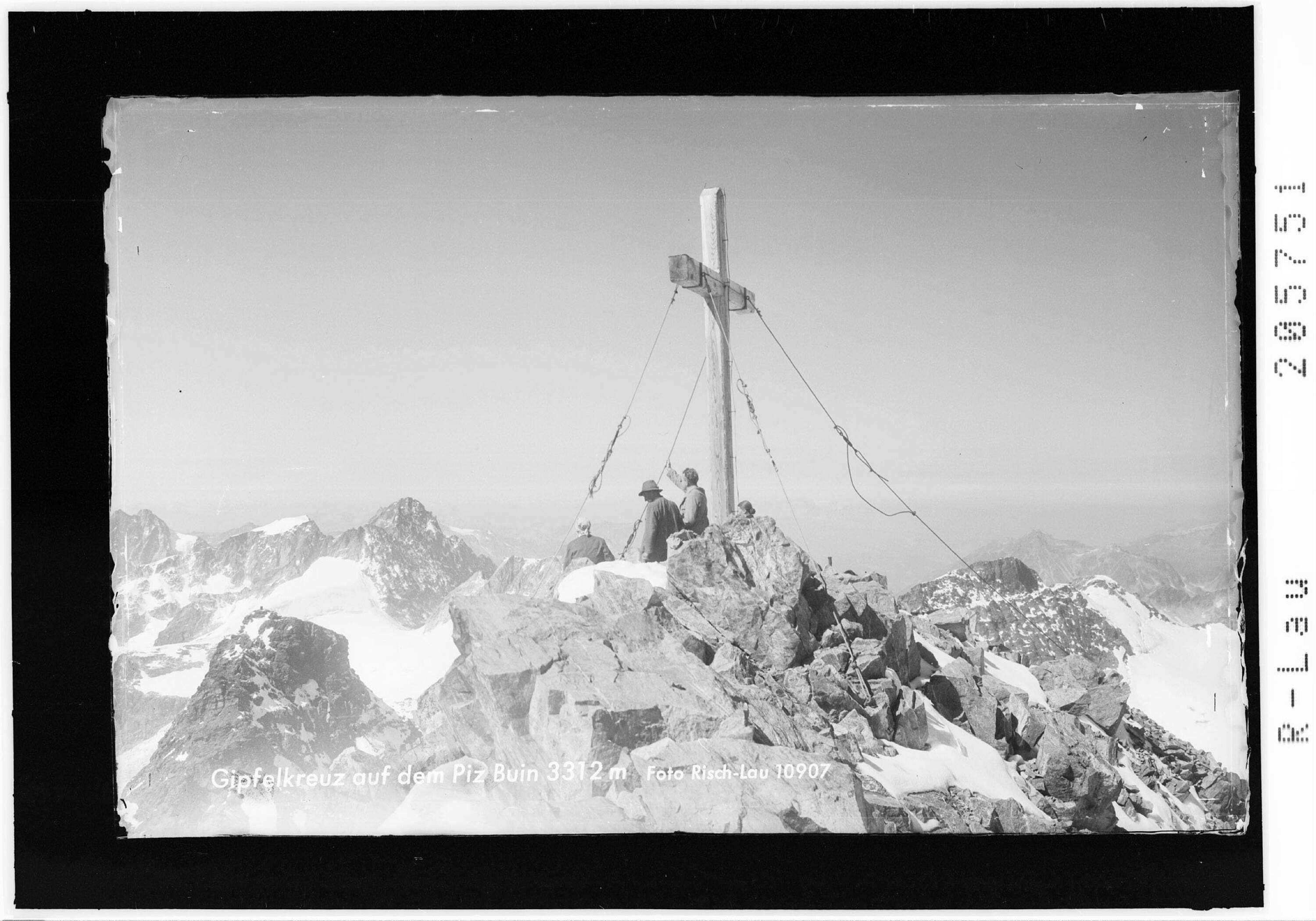 Gipfelkreuz am Piz Buin 3312 m></div>


    <hr>
    <div class=