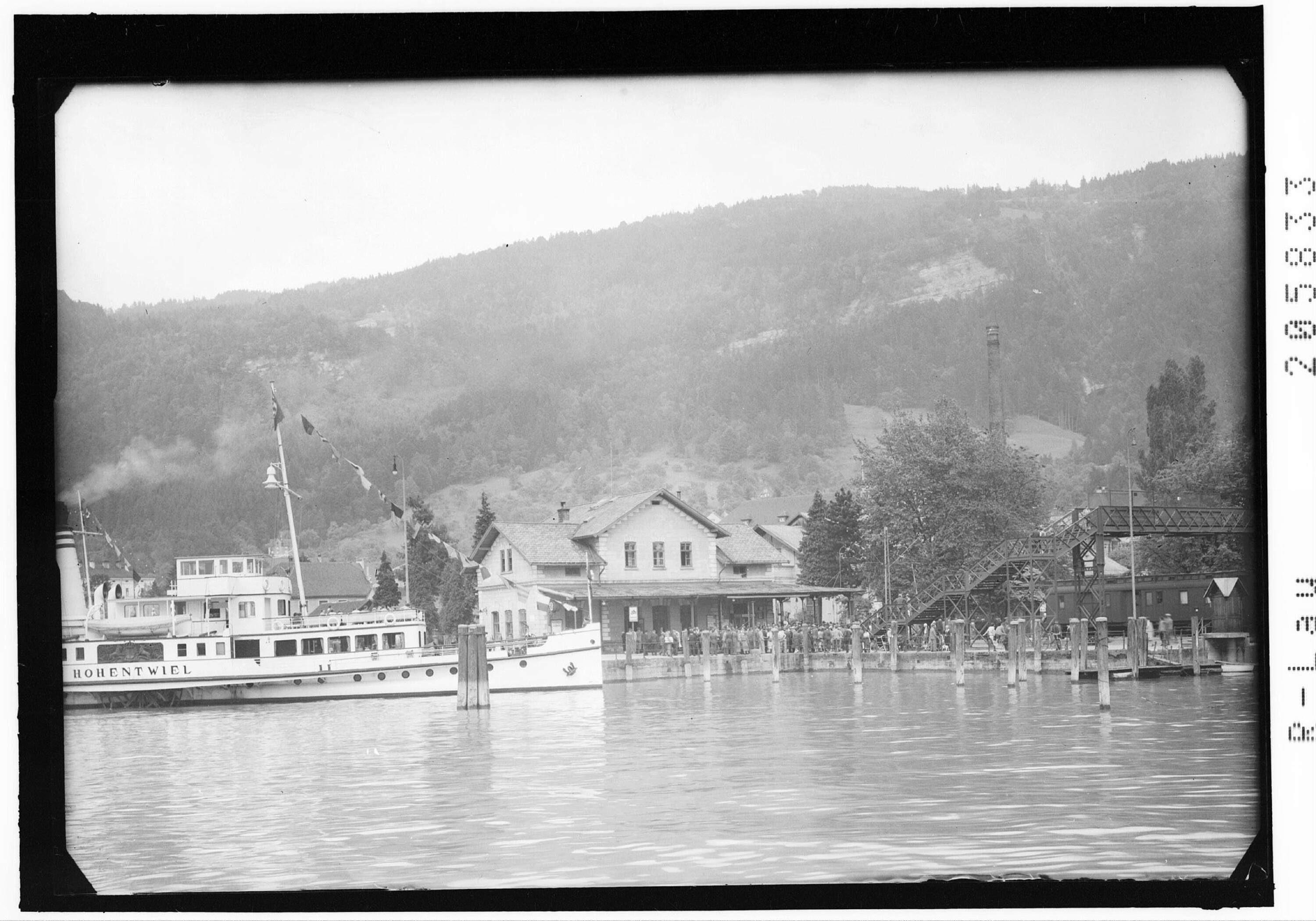 [Bregenz am Bodensee / Hafen gegen Pfänder]></div>


    <hr>
    <div class=