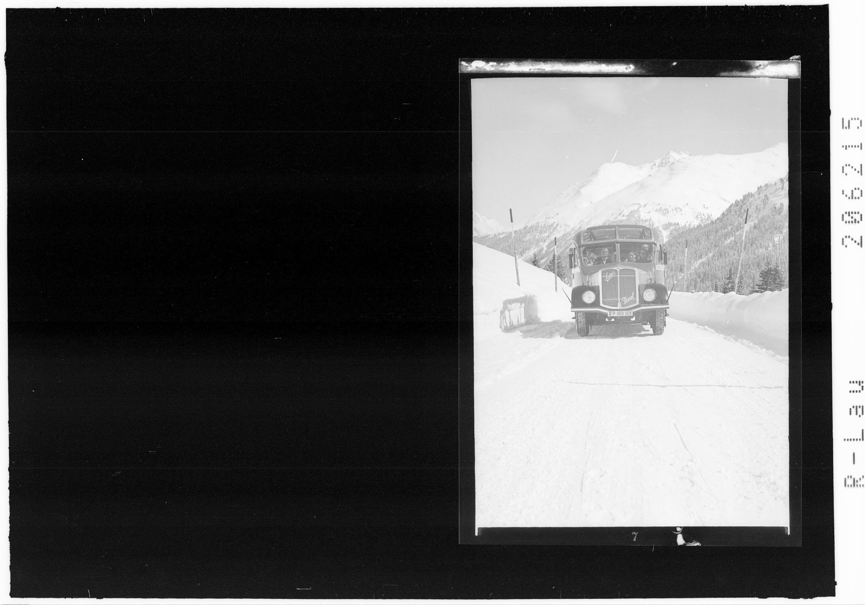 [Postautobus auf der Arlbergstrasse]></div>


    <hr>
    <div class=