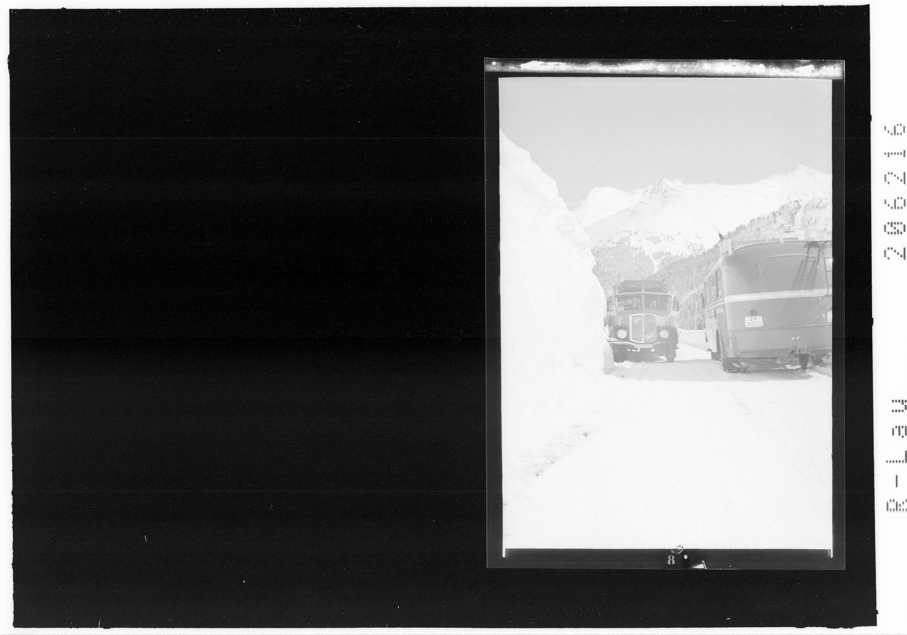 [Postautobus auf der Arlbergstrasse]></div>


    <hr>
    <div class=