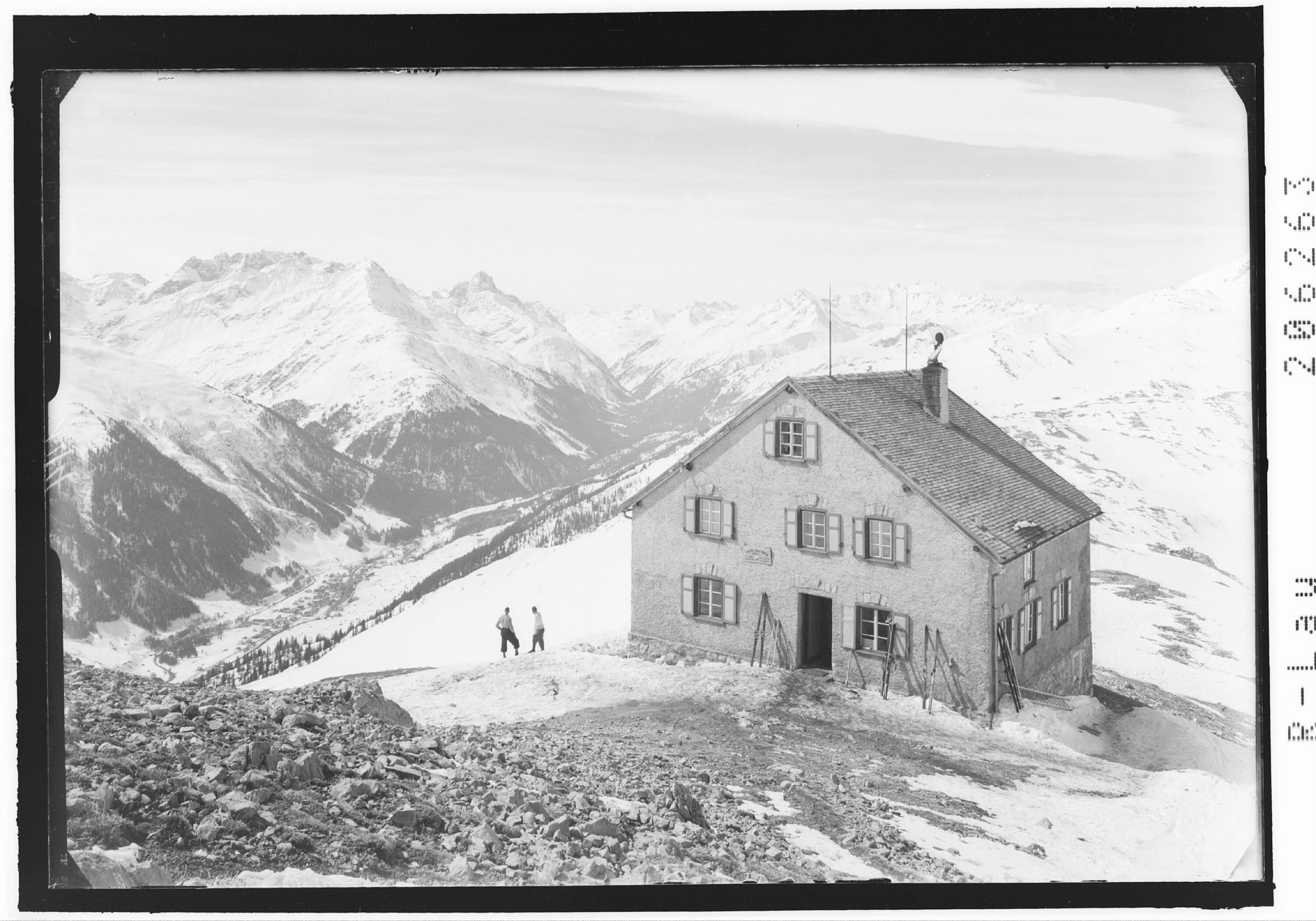 [Leutkircher Hütte mit Blick auf St.Anton und in die Verwallgruppe]></div>


    <hr>
    <div class=
