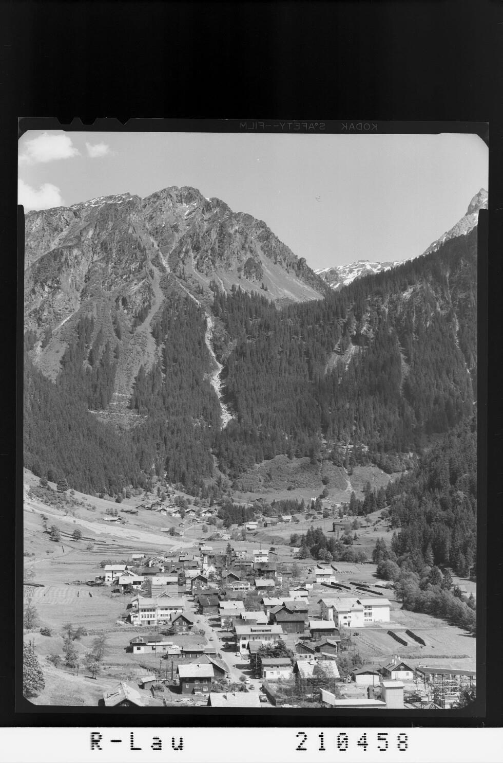 Partenen im Montafon gegen Vallüla 2813 m und Breiter Spitz 2197 m