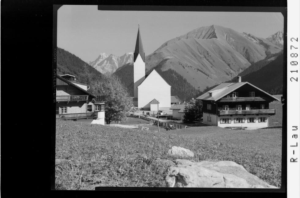 [Berwang in Tirol / Pfarrkirche gegen Zugspitze]