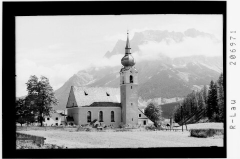 Biberwier gegen Zugspitze 2965 m in Tirol : [Pfarrkirche Biberwier gegen Wetterstein Gebirge]