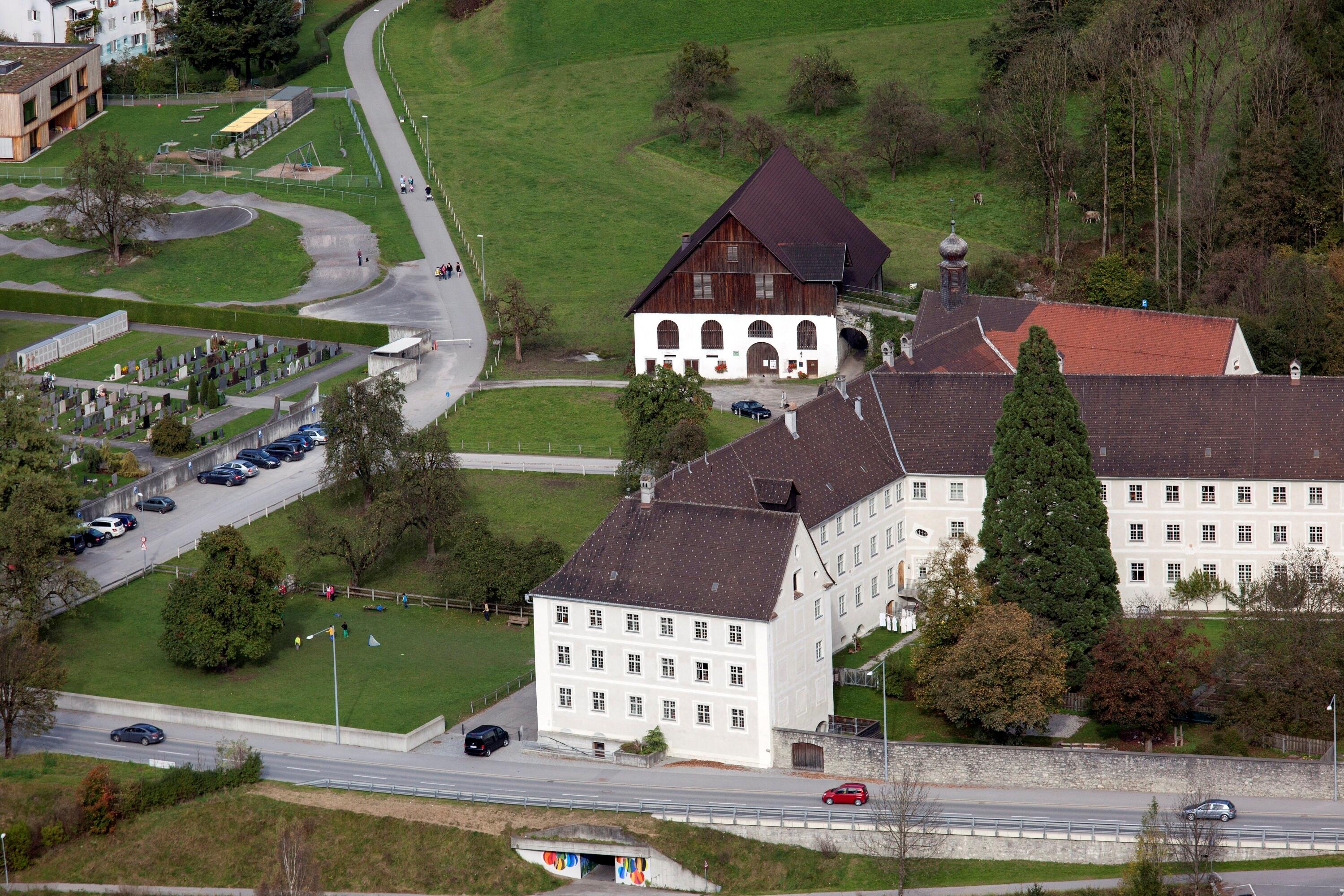 [Bludenz - Kloster St. Peter]></div>


    <hr>
    <div class=