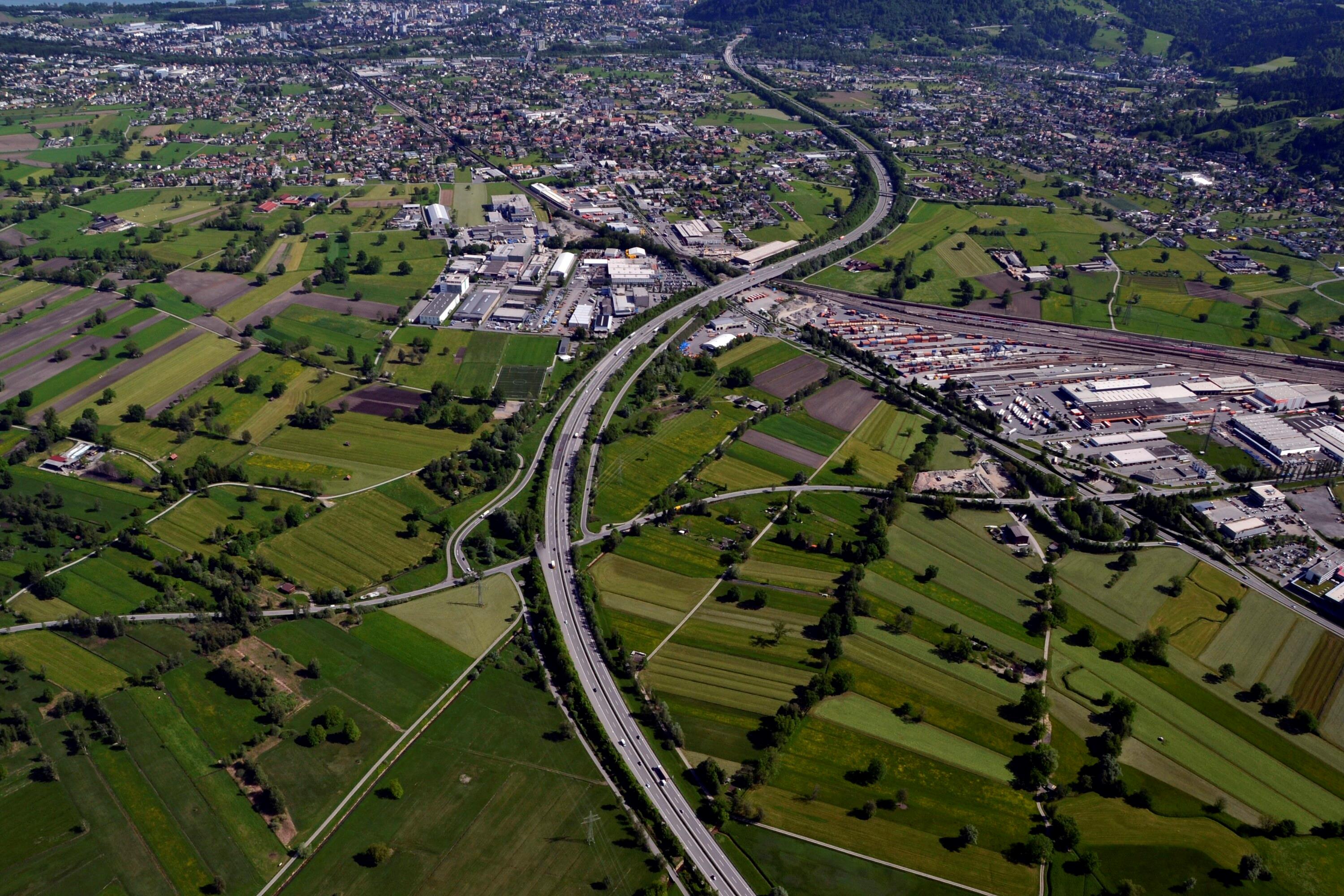 [Wolfurt - Güterbahnhof, Lauterach - Gewerbegebiet]></div>


    <hr>
    <div class=