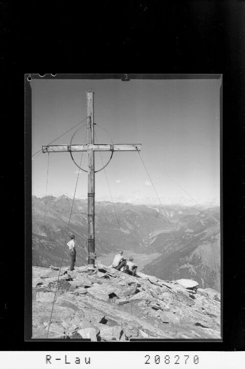 Gamskogl 2815 m / Gipfelkreuz mit Blick ins vordere Ötztal