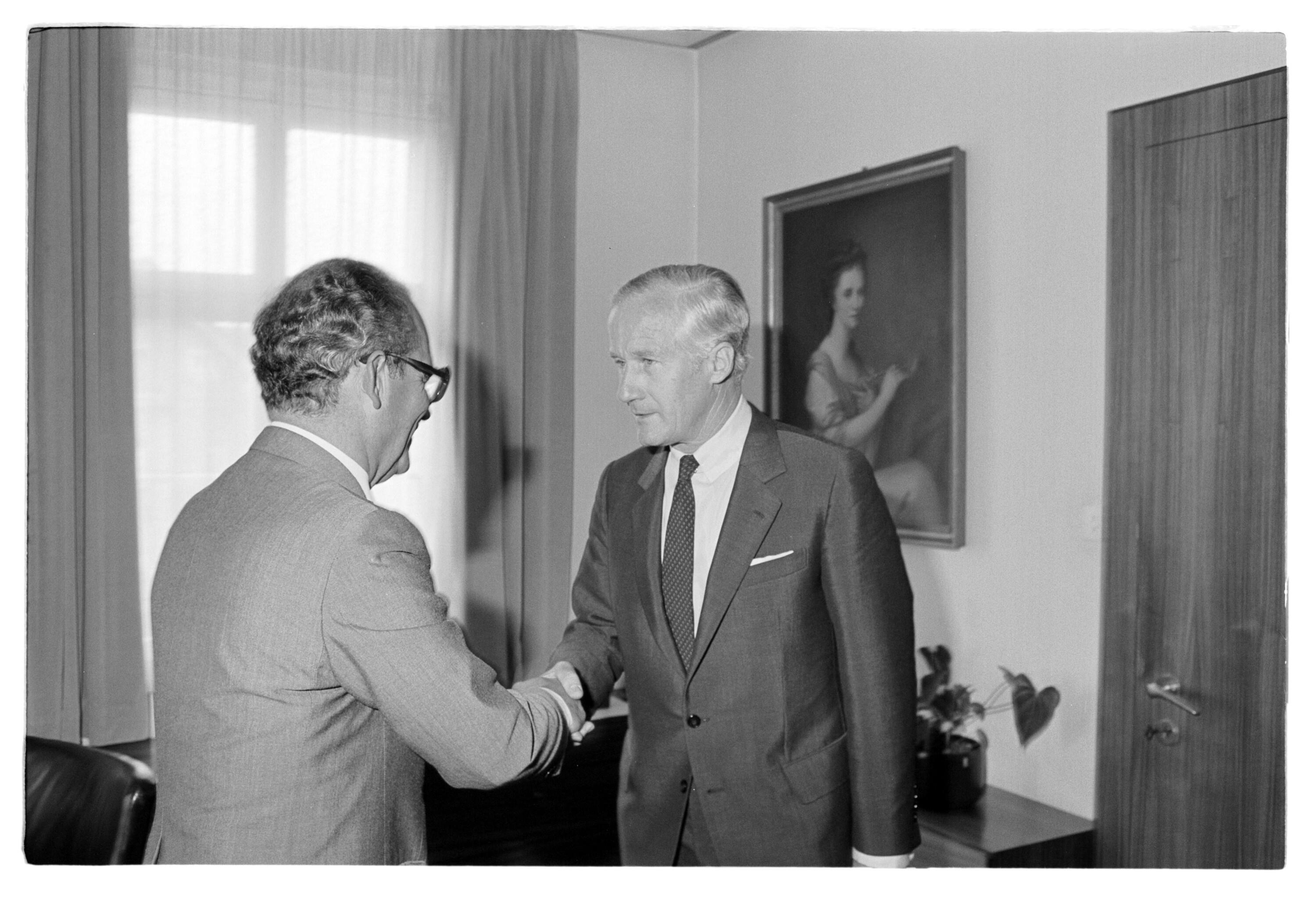 Max Podewils, Deutscher Botschafter bei Landeshauptmann></div>


    <hr>
    <div class=