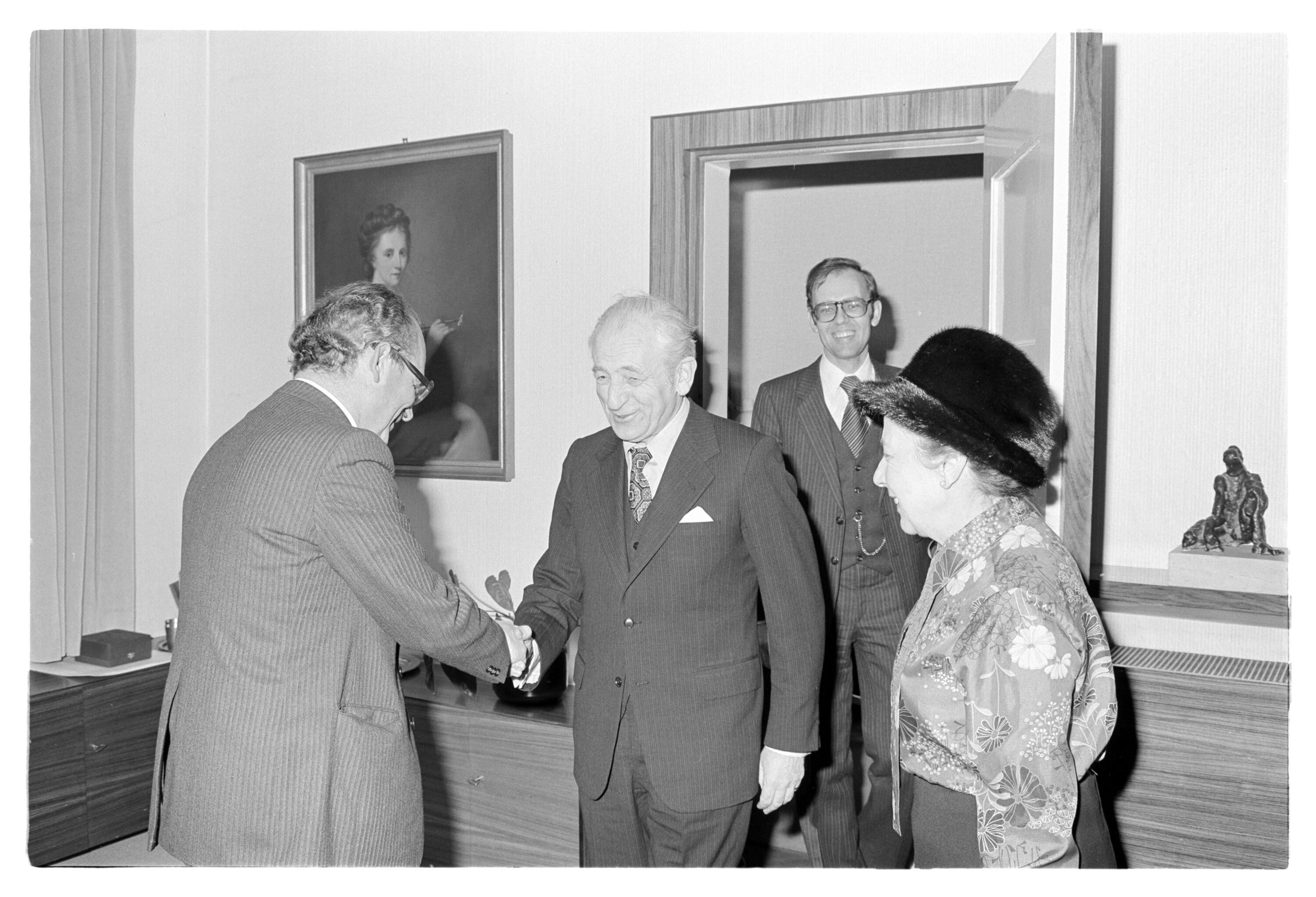 Englischer Botschafter bei Landeshauptmann></div>


    <hr>
    <div class=