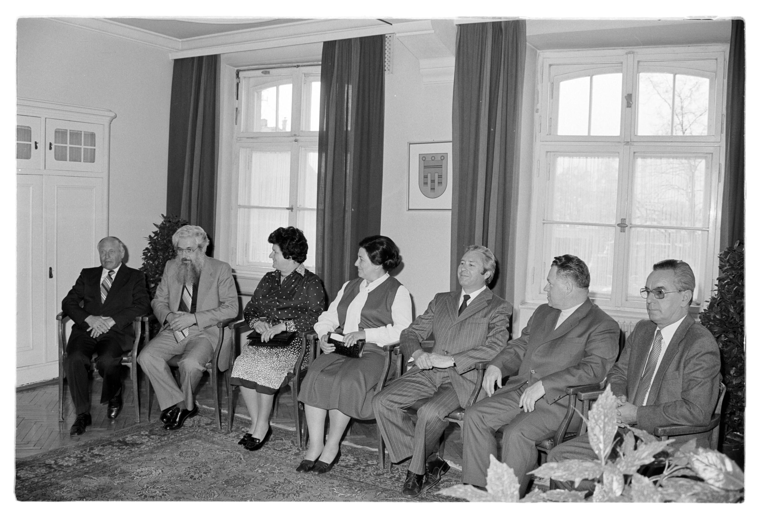 Schulräte und Ehrenzeichen an Sutter, Huber, Baldessari, Bergthaler usw.></div>


    <hr>
    <div class=