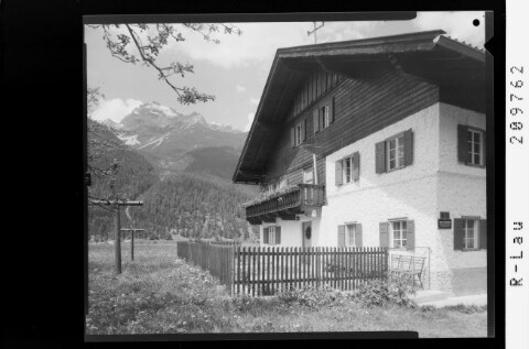 [Haus Wiesenruh in Gutschau bei Häselgehr im Lechtal mit Blick zur Bretterspitze / Tirol]