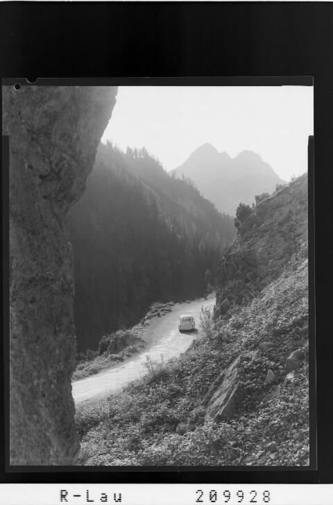 [Strasse zwischen Steeg und Warth mit Karhorn / Tirol]