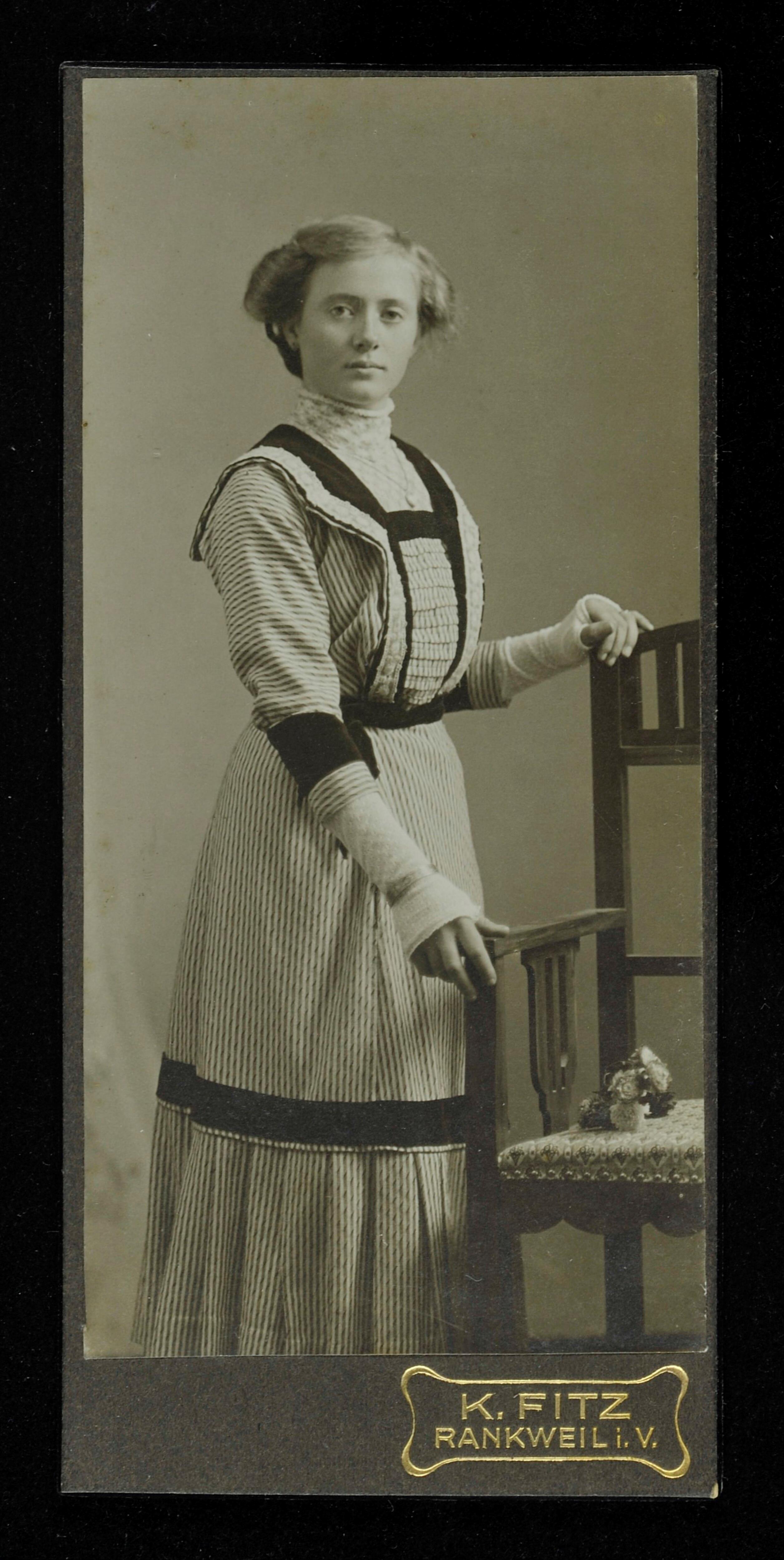 [Bildnis einer unbekannten Frau]></div>


    <hr>
    <div class=