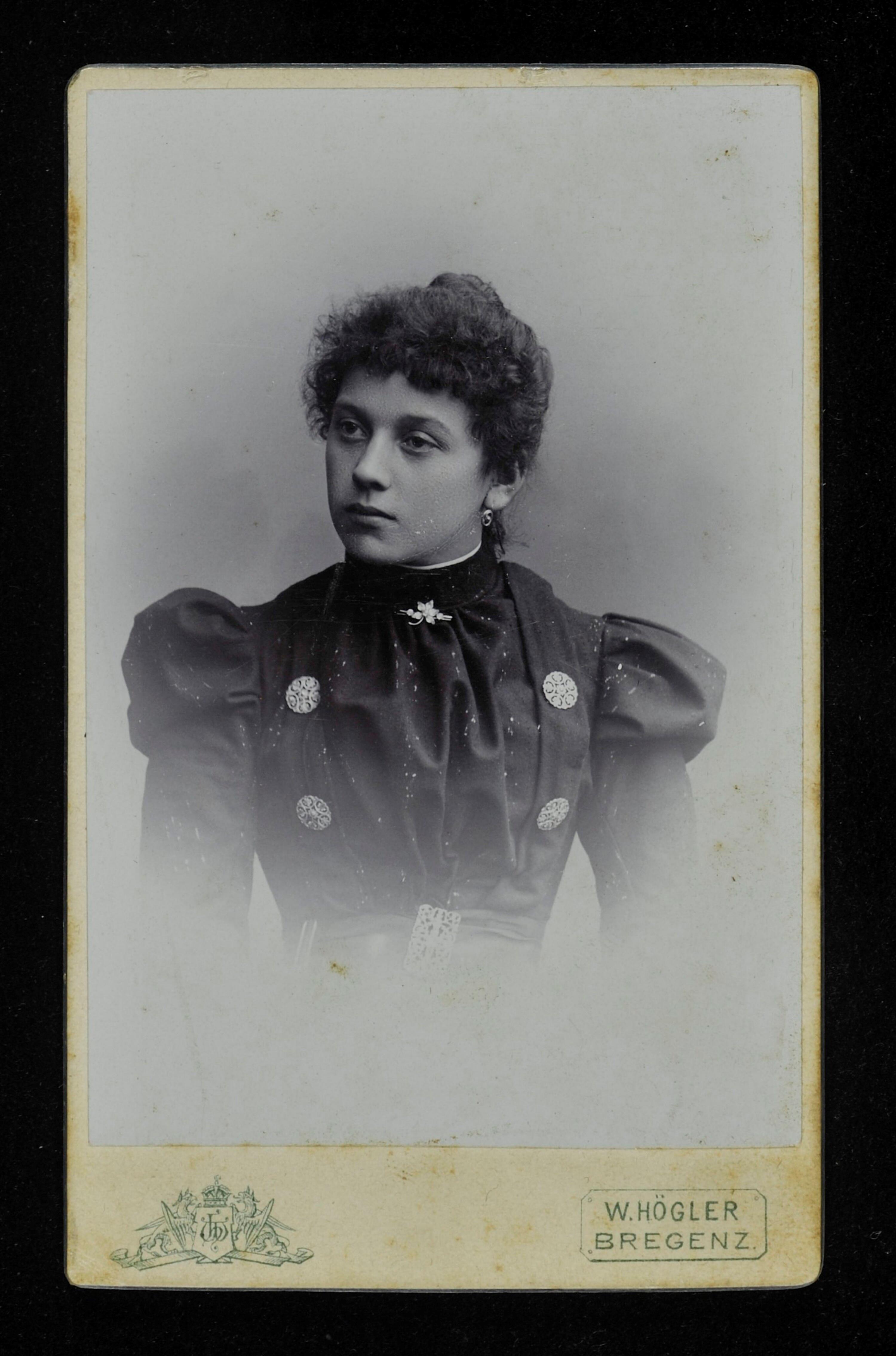 [Bildnis eines unbekannten Mädchens]></div>


    <hr>
    <div class=