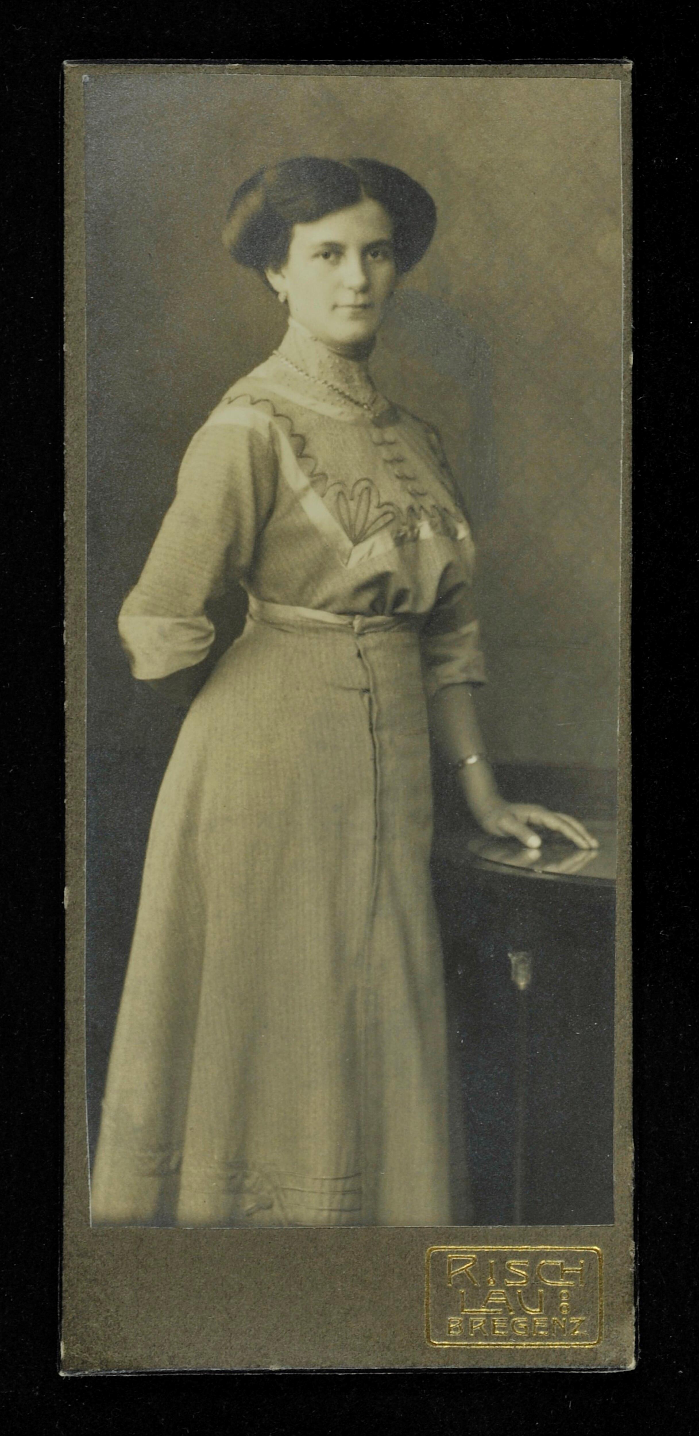 [Bildnis einer unbekannten Frau]></div>


    <hr>
    <div class=