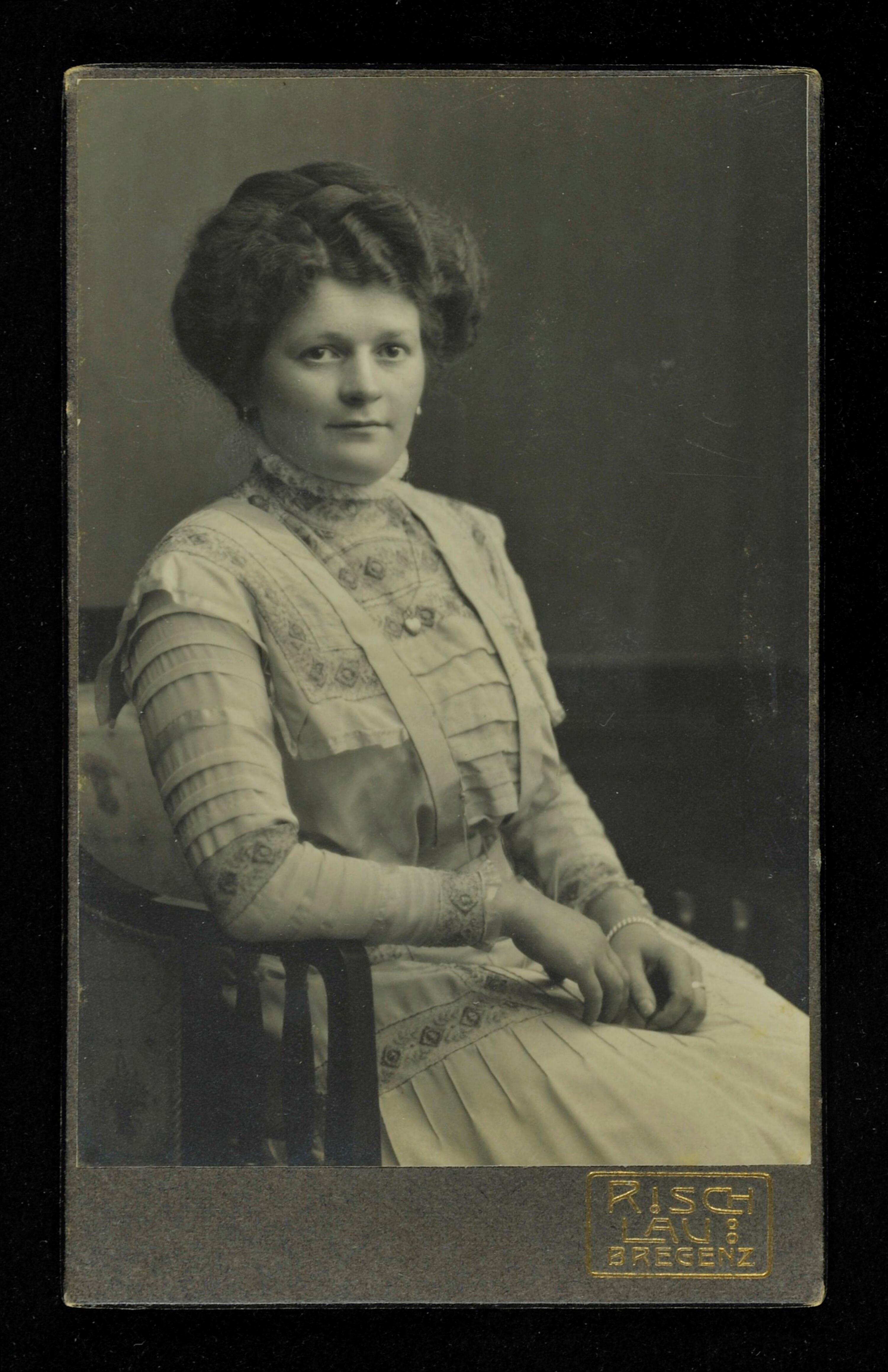 [Bildnis einer unbekannten Frau]></div>


    <hr>
    <div class=