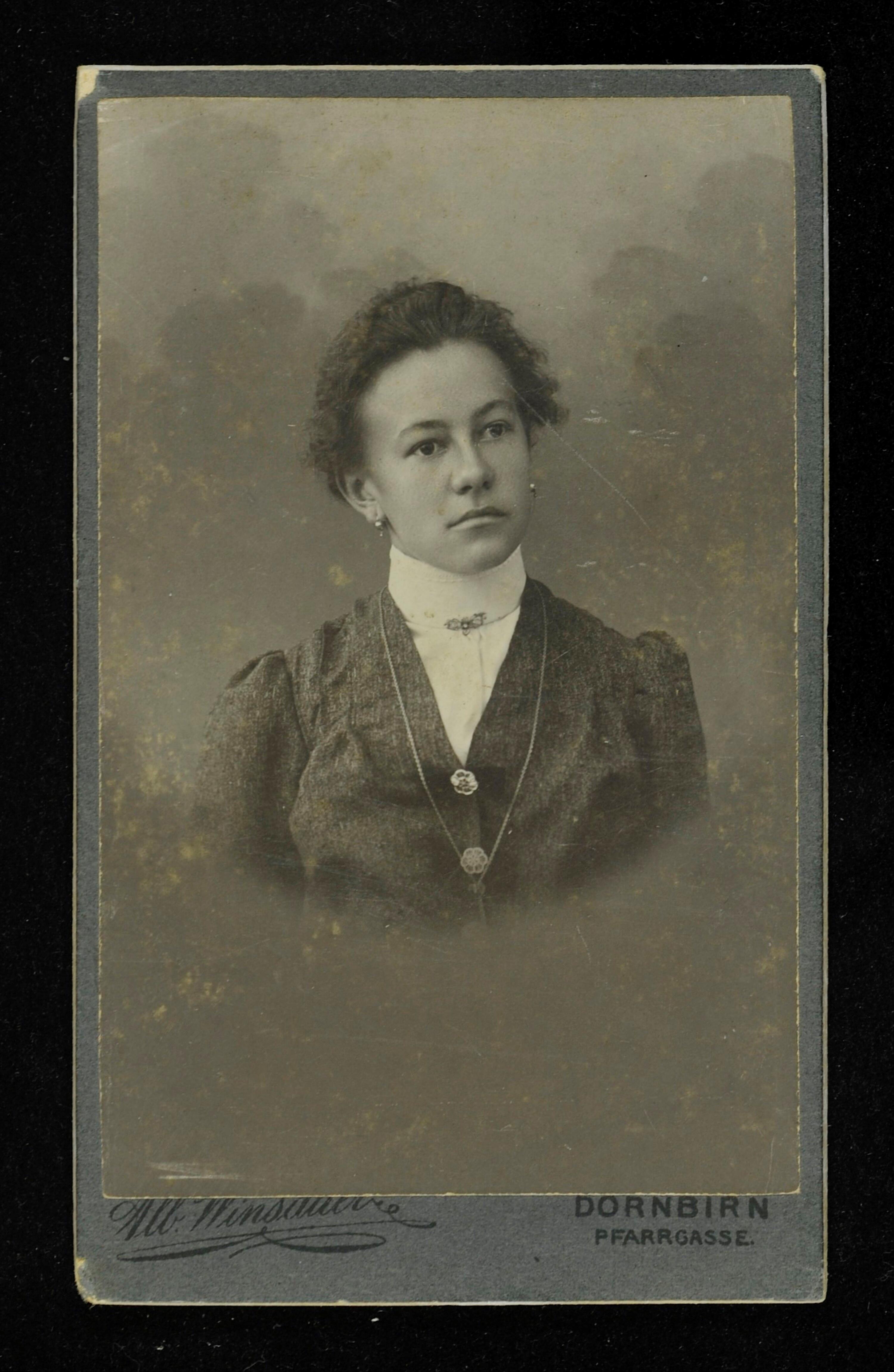 [Bildnis einer unbekannten Frau]></div>


    <hr>
    <div class=