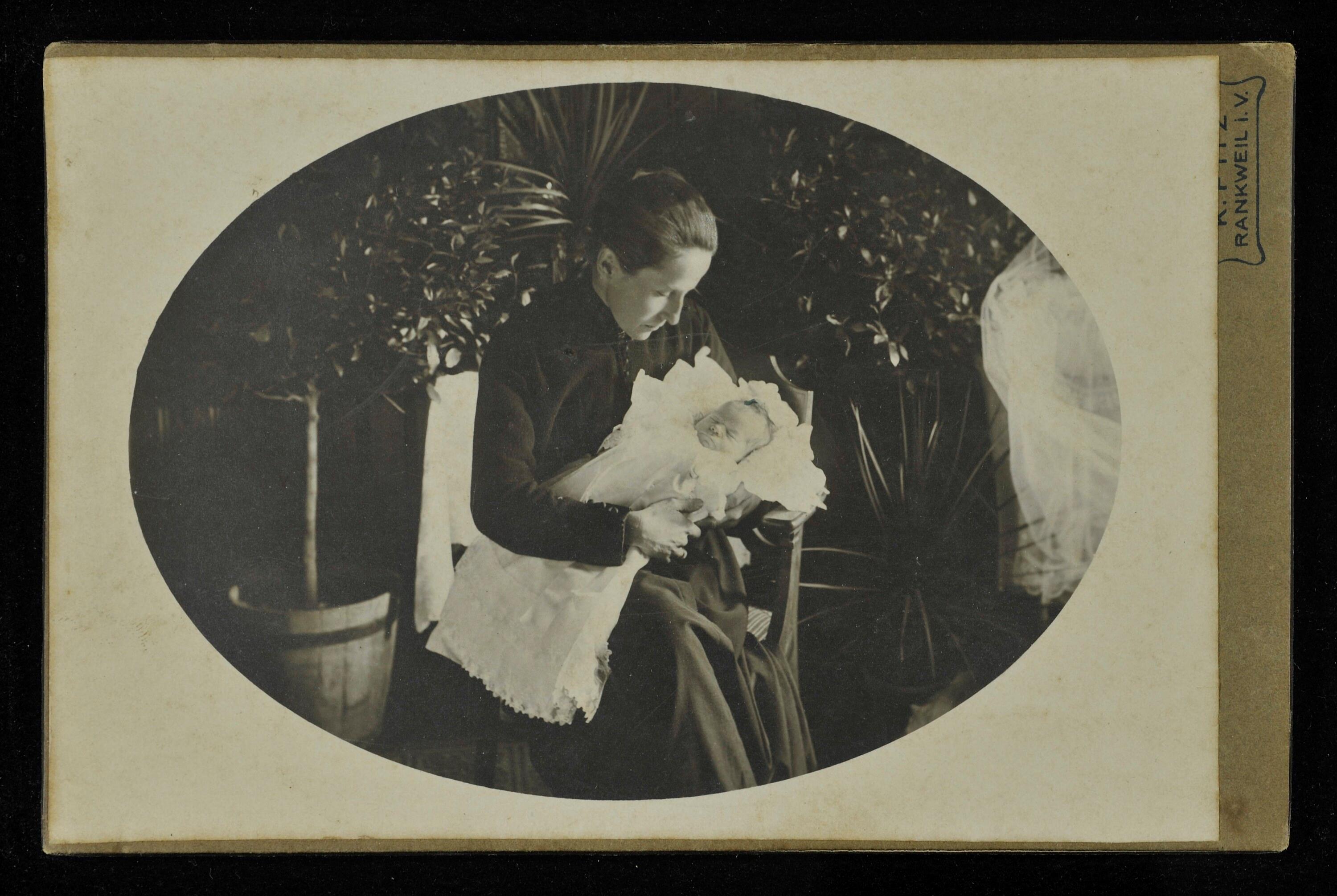 [Bildnis eines unbekannten Taufkindes und seiner Mutter]></div>


    <hr>
    <div class=