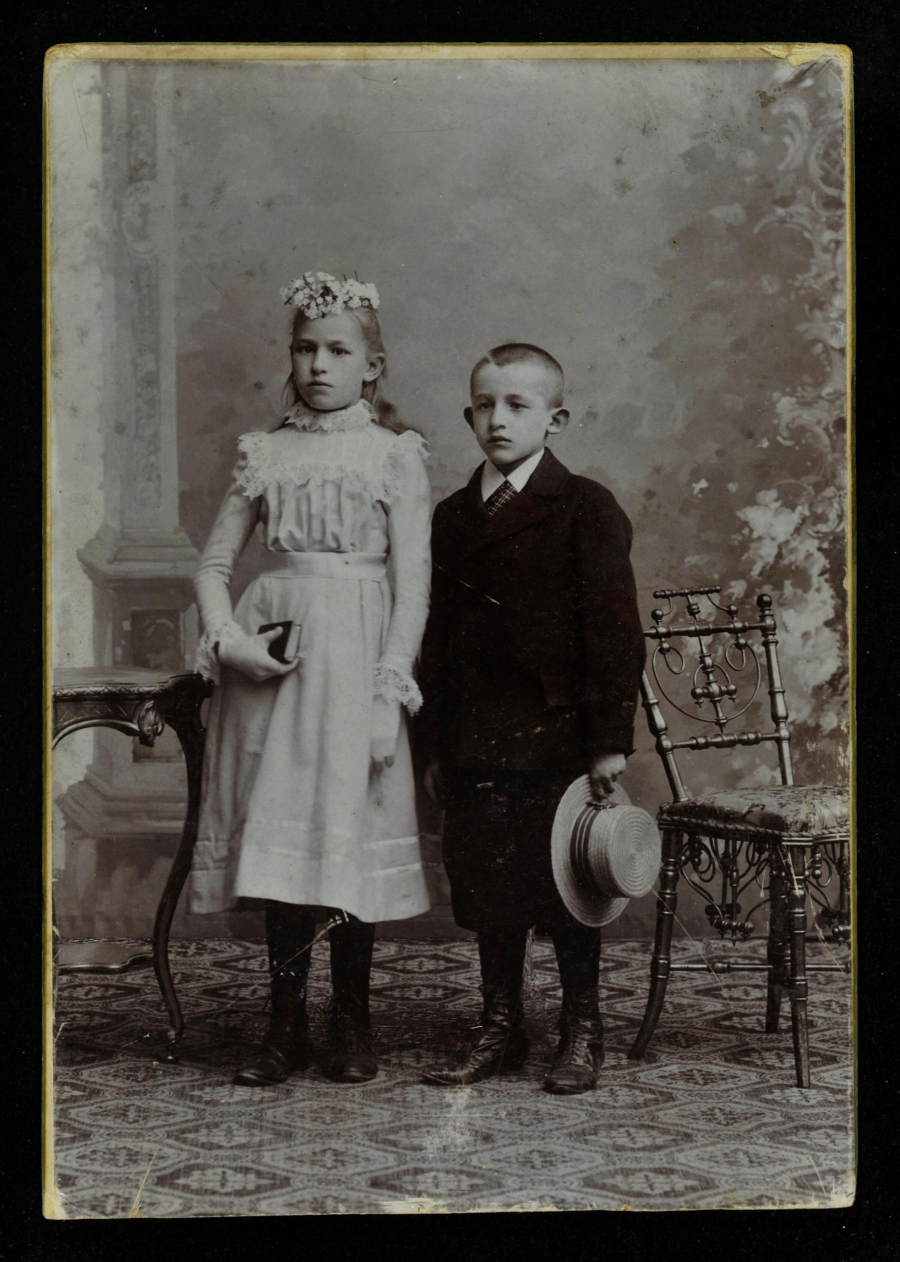 [Bildnis eines unbekannten Mädchens und eines unbekannten Jungen]></div>


    <hr>
    <div class=