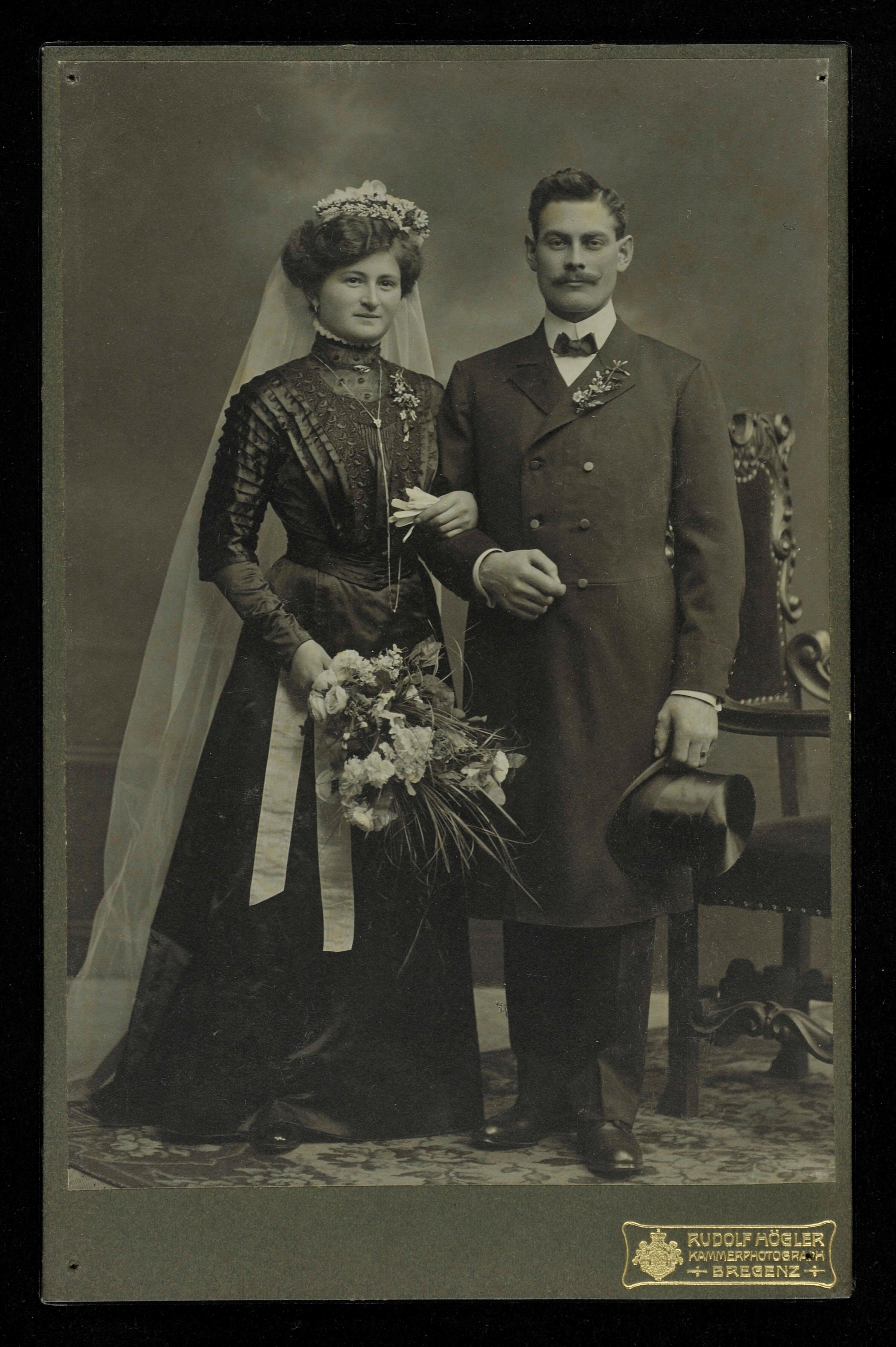 [Bildnis eines unbekannten Brautpaares]></div>


    <hr>
    <div class=