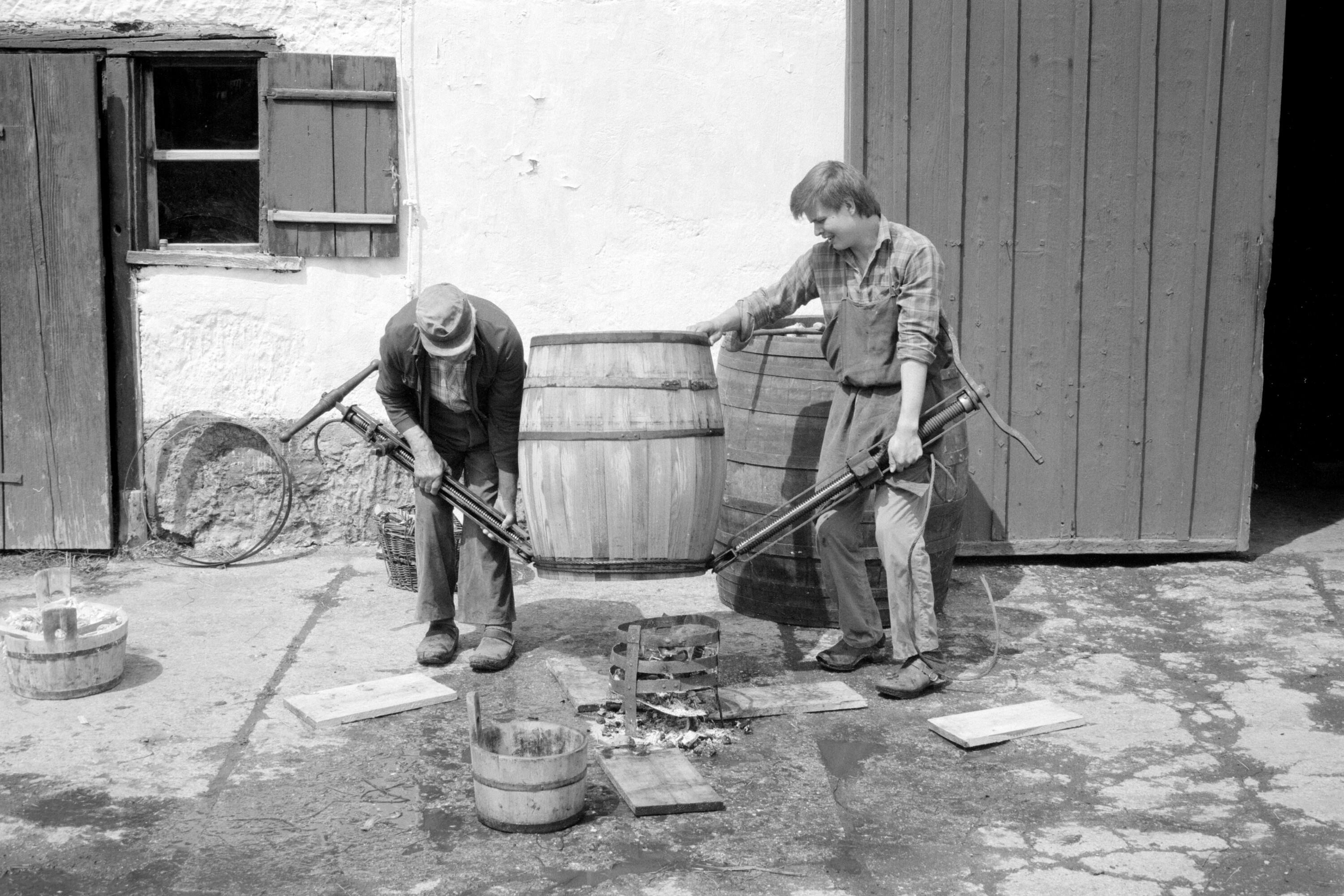 [Altes Handwerk: Fassbinder]></div>


    <hr>
    <div class=