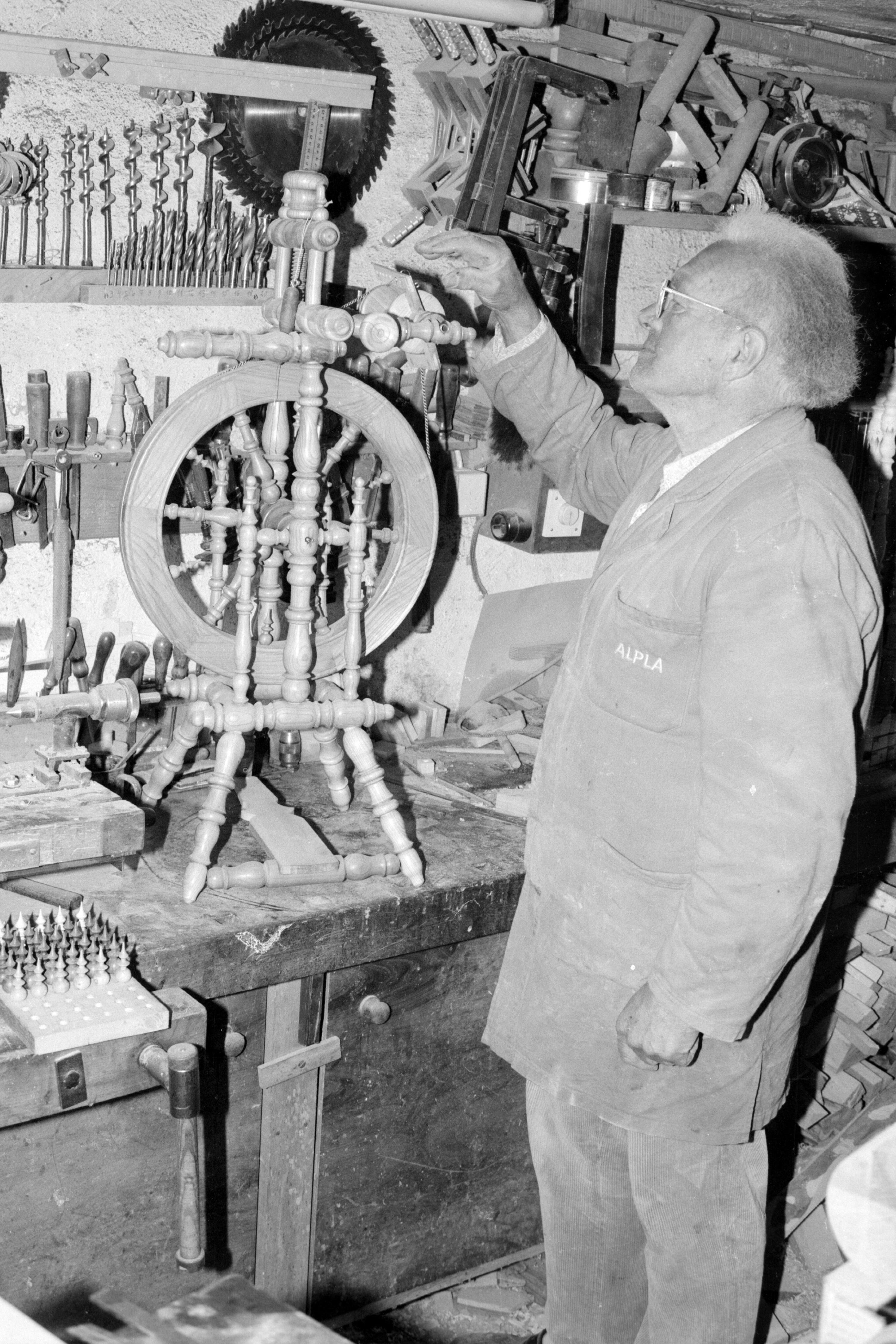 [Altes Handwerk: Drechsler]></div>


    <hr>
    <div class=