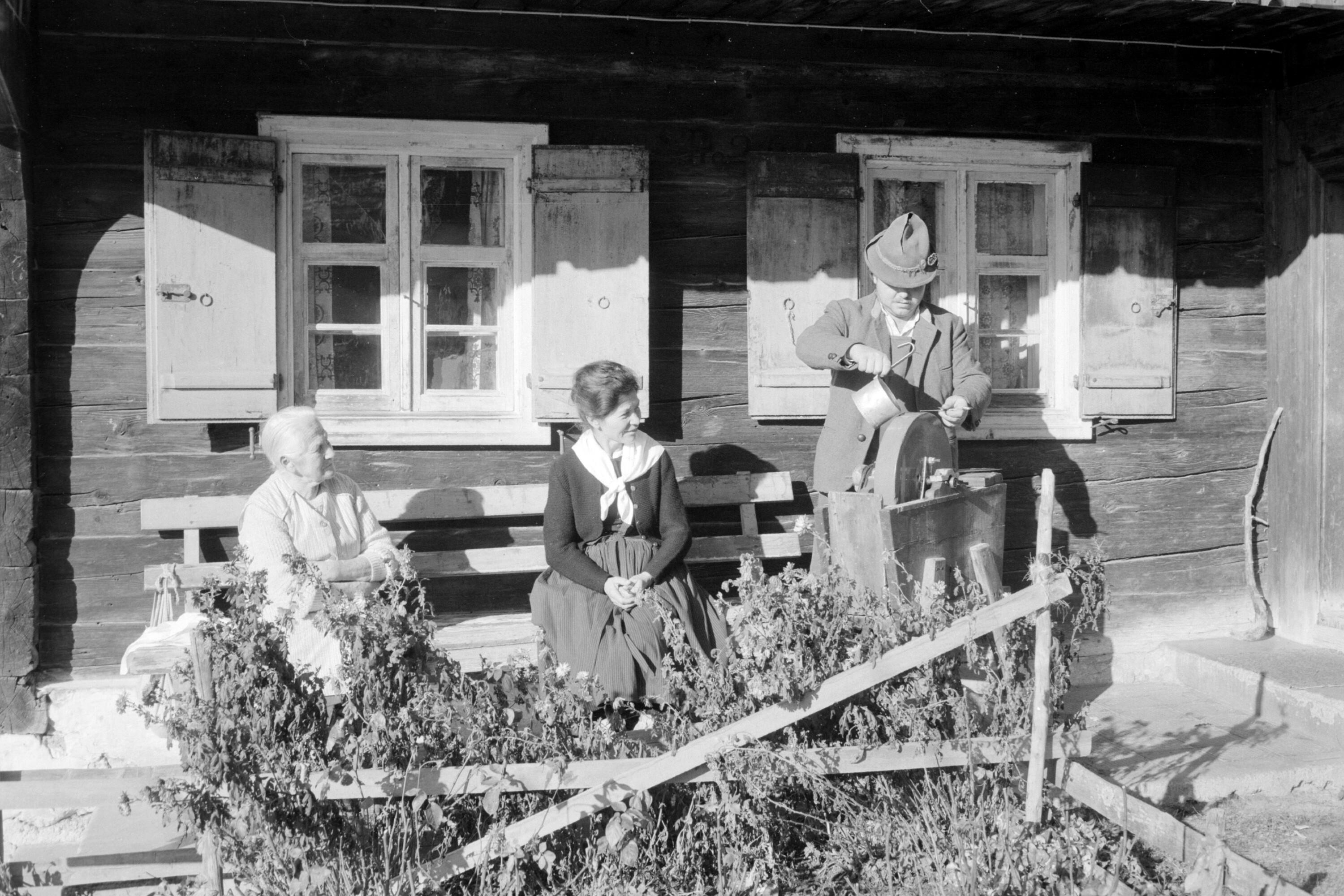 [Altes Handwerk: Scherenschleifer]></div>


    <hr>
    <div class=