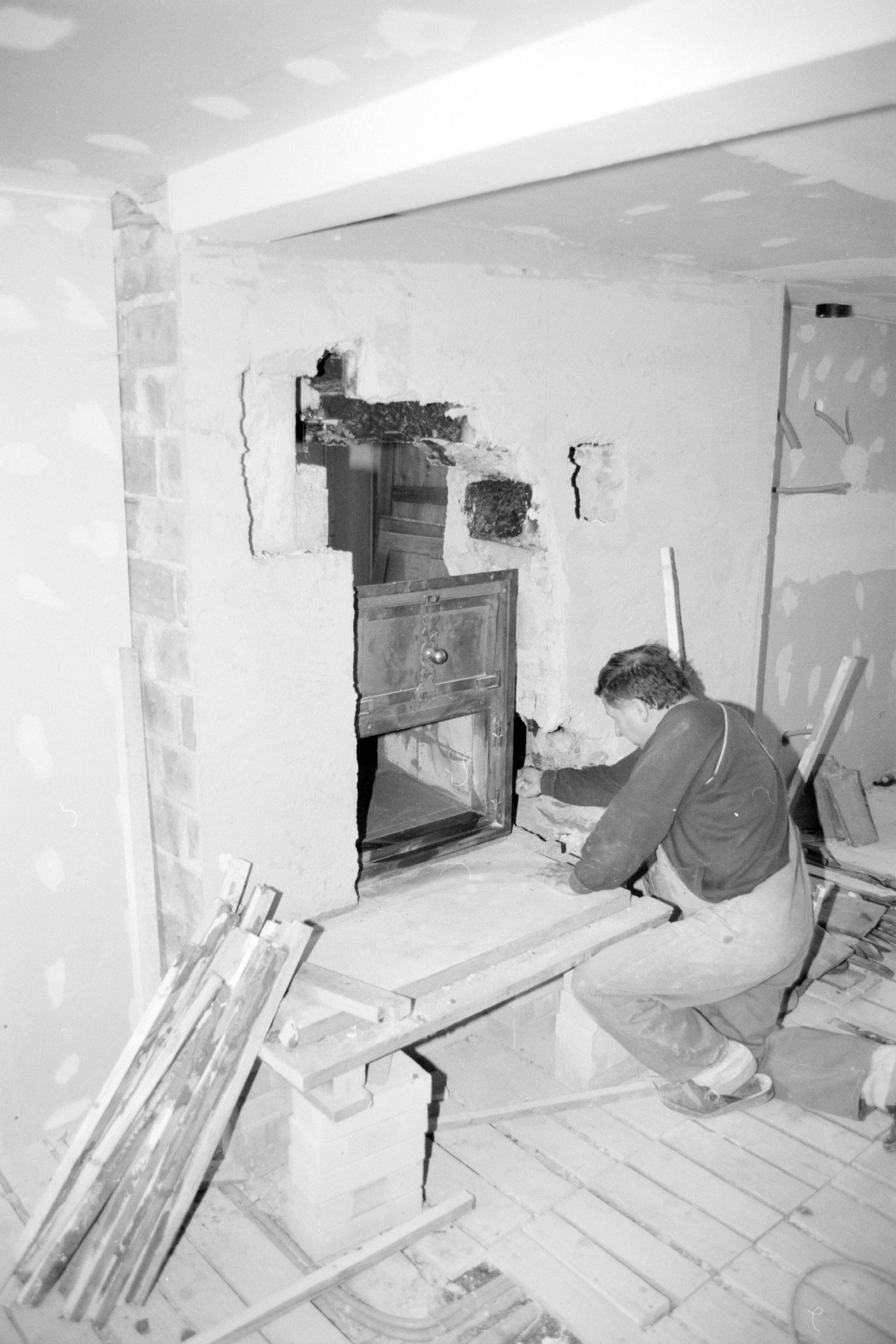 [Altes Handwerk: Ofensetzer]></div>


    <hr>
    <div class=