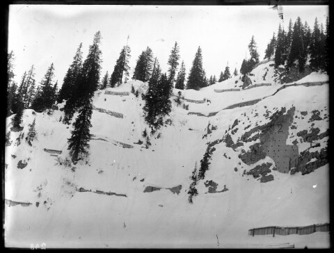 [Aufnahme von den Schneerückhaltemauern (Nr. 46) sowie Schneerechen (alte Bauweise) im Benediktentobel oberhalb von Langen am Arlberg]