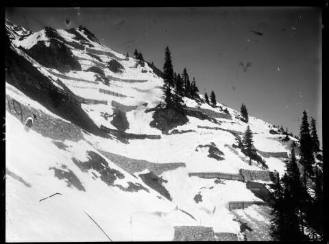 [Aufnahme von den Schneerückhaltemauern (Nr. 19, 22), Schneefängen und Schneerechen (alte Bauweise) im Längentobel oberhalb von Langen am Arlberg]