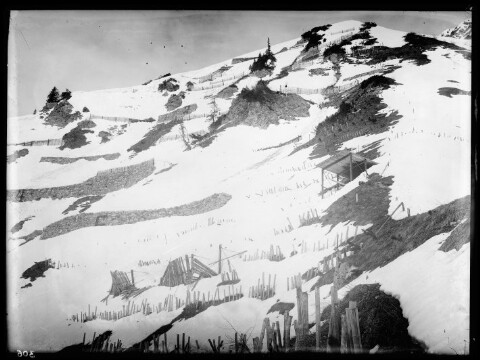 [Aufnahme von den Schneerückhaltemauern (Nr. 5, 4, 2) sowie Schneerechen (alte Bauweise), Arlberg-Schneerechen und Arlberg-Schneebrücken im oberen Benediktentobel oberhalb von Langen am Arlberg]