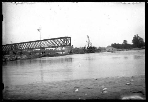 [Aufnahme von der Rheinbrücke zwischen Schaan-Vaduz und Buchs SG im km 17,3 nach dem verheerenden Hochwasser vom 25.09.1927]