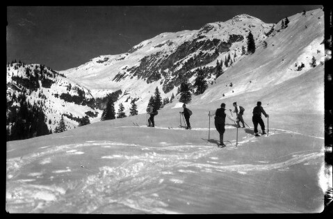 [Wilhelm Purtscher sowie vier weitere Personen auf einer Skitour [2]]