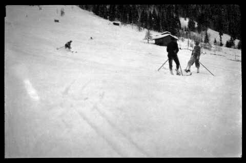 [Aufnahme von der Ortsparzelle Poller in Dalaas; Skiläufer [2]]