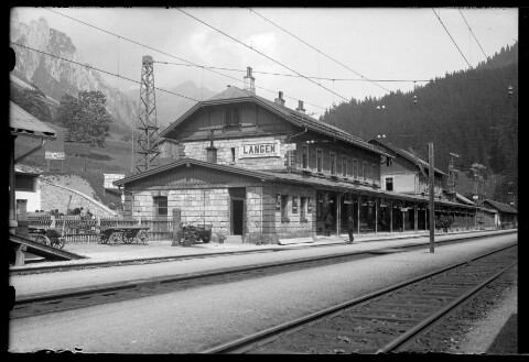 [Aufnahme vom Bahnhofsgebäude in Langen am Arlberg]