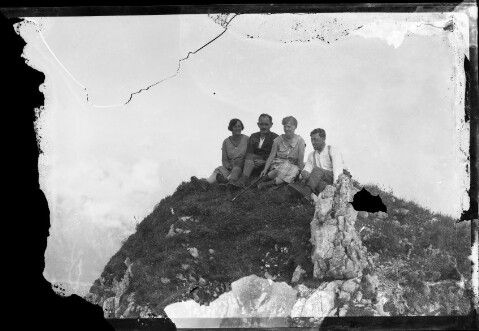 [Gruppenfoto mit Wilhelm Purtscher auf einem Felsvorsprung]