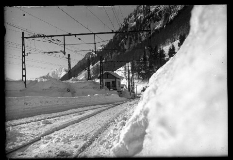 [Winteraufnahme vom Einfahrbereich West des Bahnhofes Langen am Arlberg]