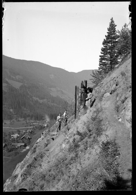 [Mehrere Arbeiter bei der Errichtung von Arlberg-Schneerechen oberhalb der Strecke zwischen Wald am Arlberg und Dalaas im km 117,9]