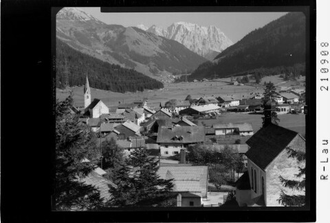 [Bichlbach in Tirol mit Blick zur Zugspitze / Tirol]
