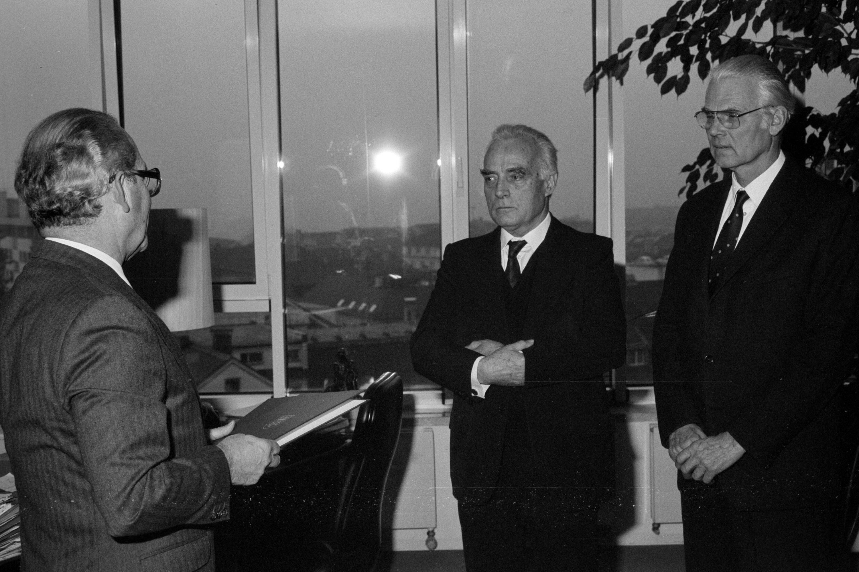 Silbernes Ehrenzeichen an Hladik und Kolb></div>


    <hr>
    <div class=