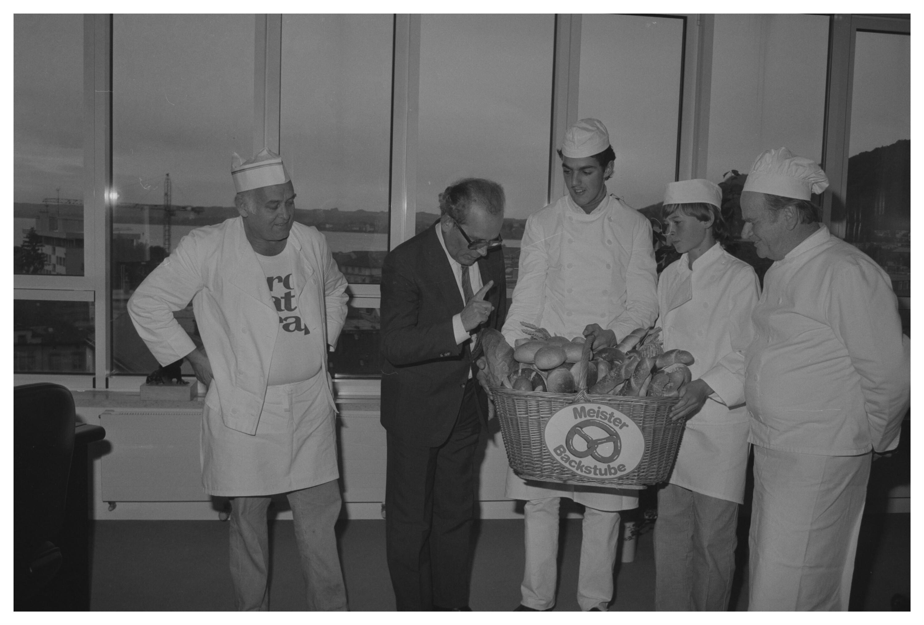 Bäcker bei Landeshauptmann (Tag des Brotes)></div>


    <hr>
    <div class=