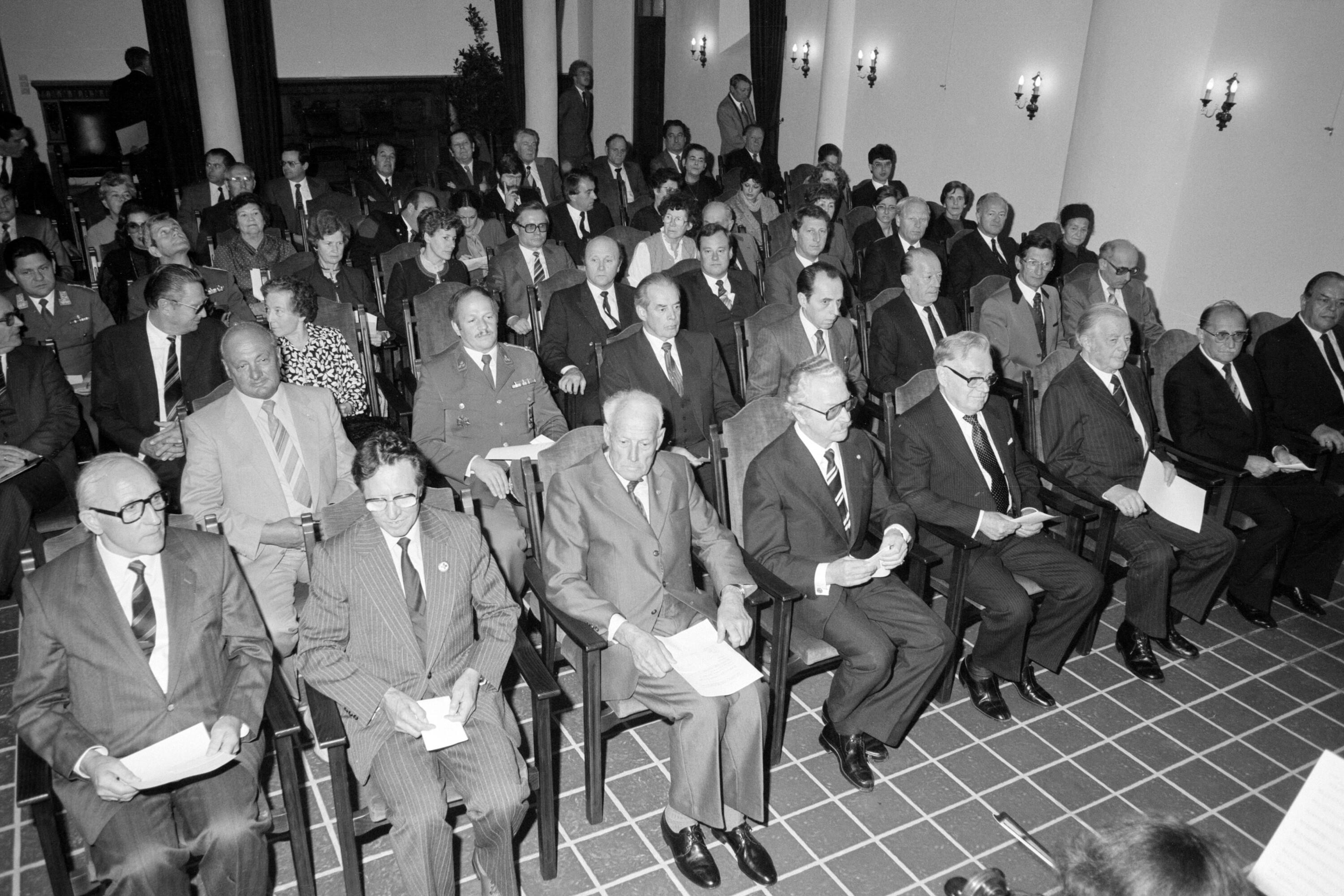 Landesverdienstzeichen in Schloss Hofen></div>


    <hr>
    <div class=