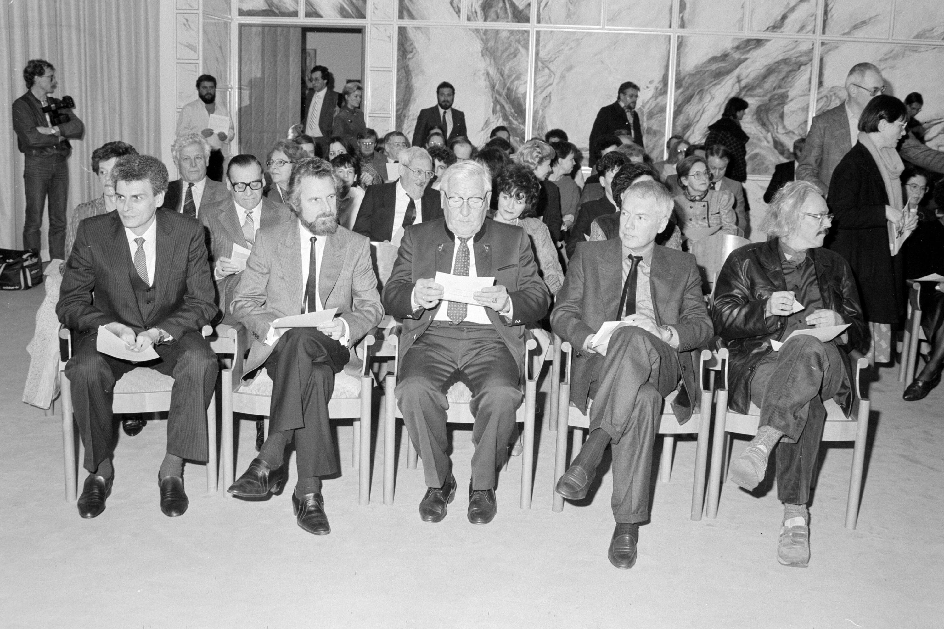 Oertli, Kunstpreise 1985></div>


    <hr>
    <div class=