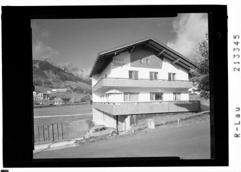 [Haus Ausserfern in Lermoos in Tirol mit Blick zum Daniel]