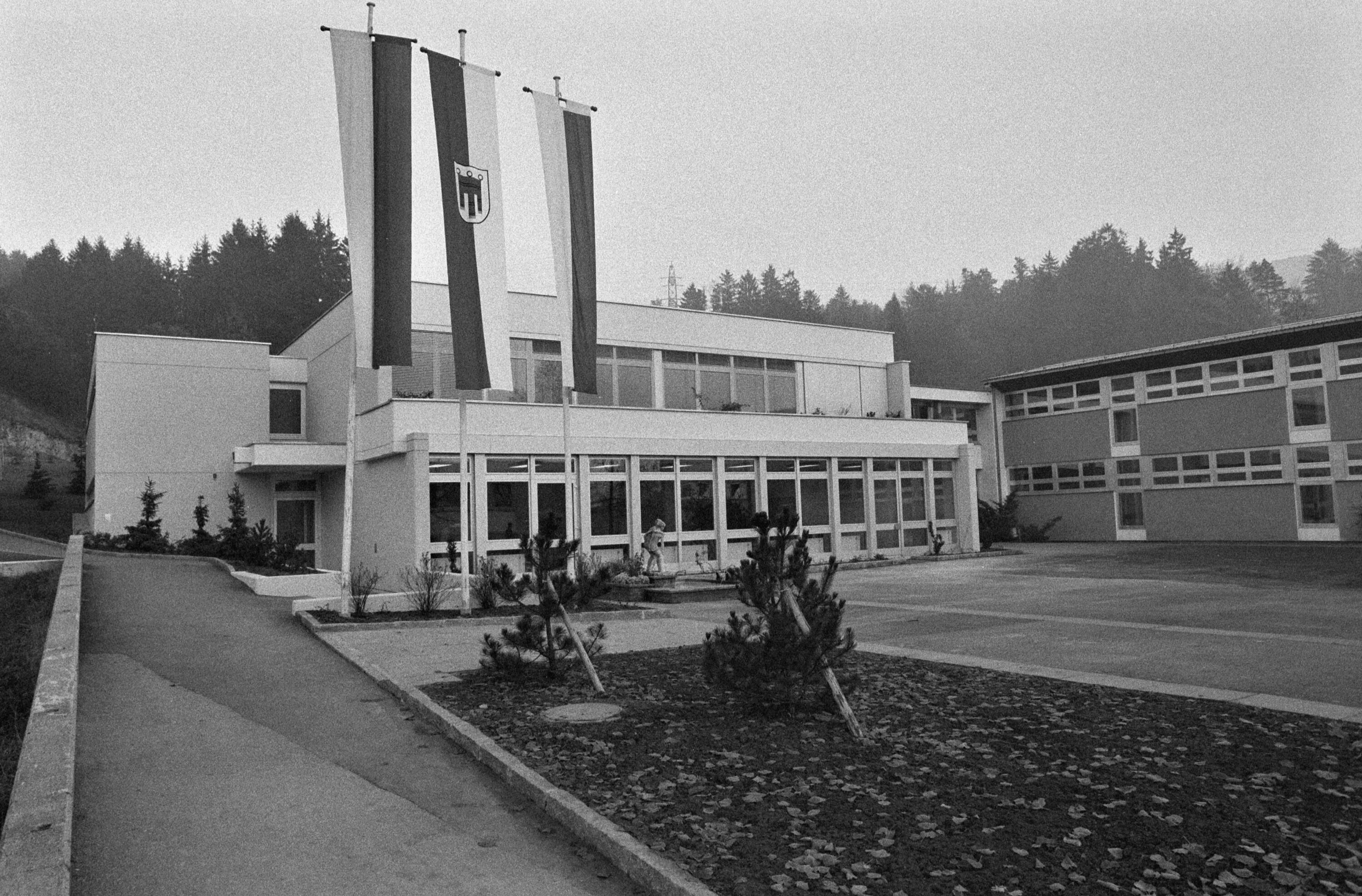 [Kennelbach, Kirche St. Josef und Volksschule]></div>


    <hr>
    <div class=