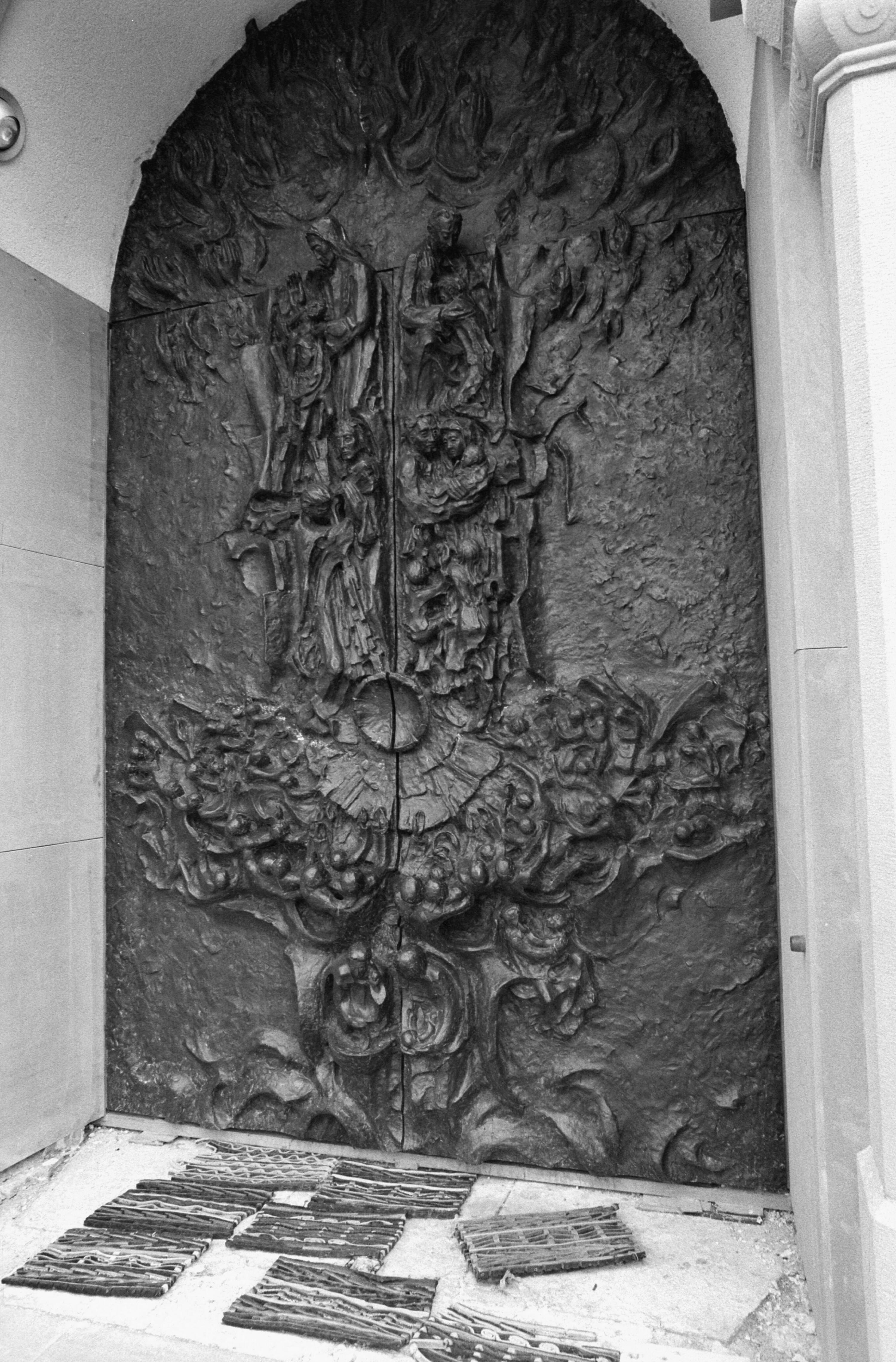 [Alberschwende, Kirche St. Martin, Kirchentüren]></div>


    <hr>
    <div class=