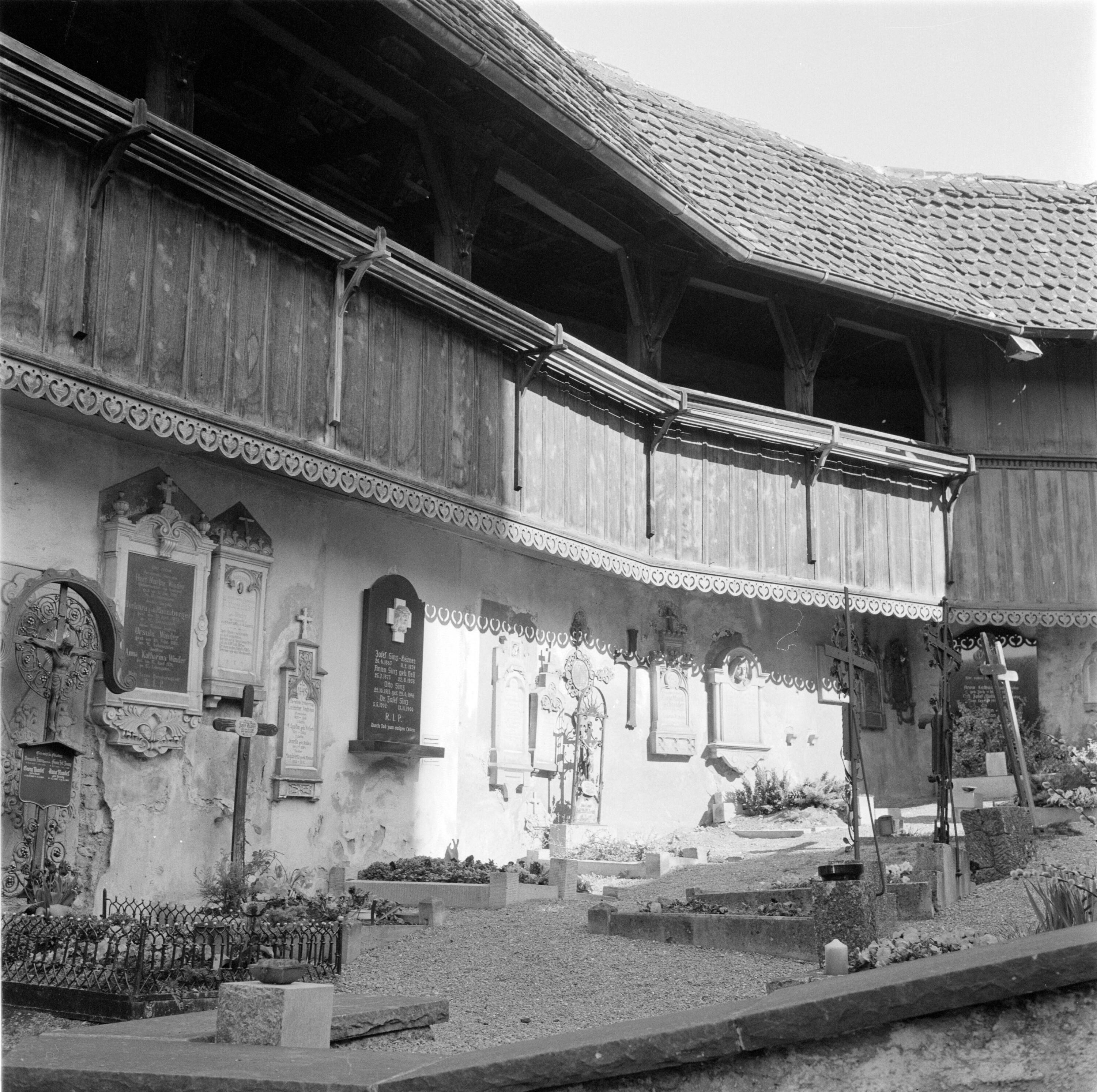 [Rankweil, Liebfrauenkirche, Friedhof]></div>


    <hr>
    <div class=